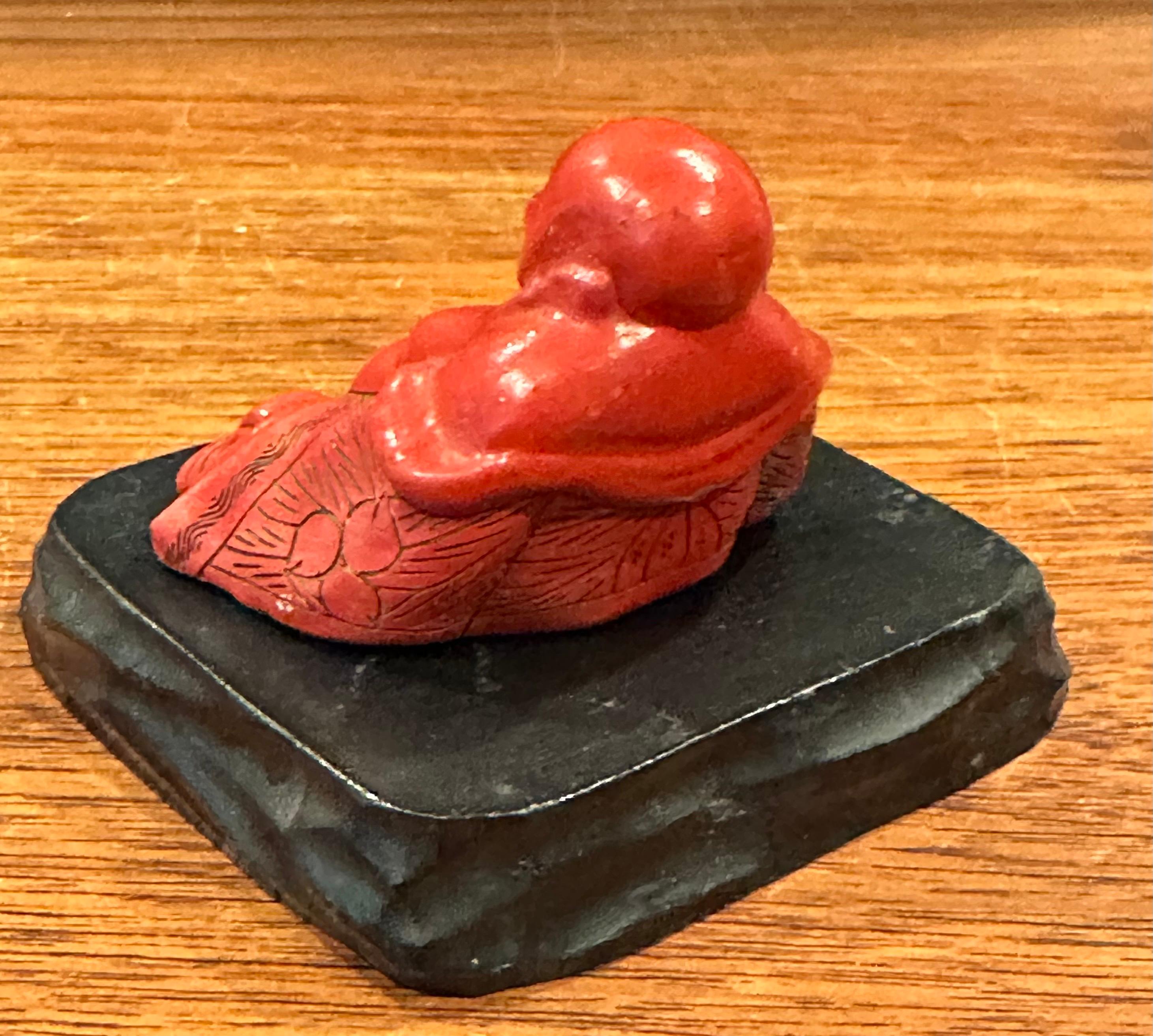 Scultura vintage in legno rosso e resina 
