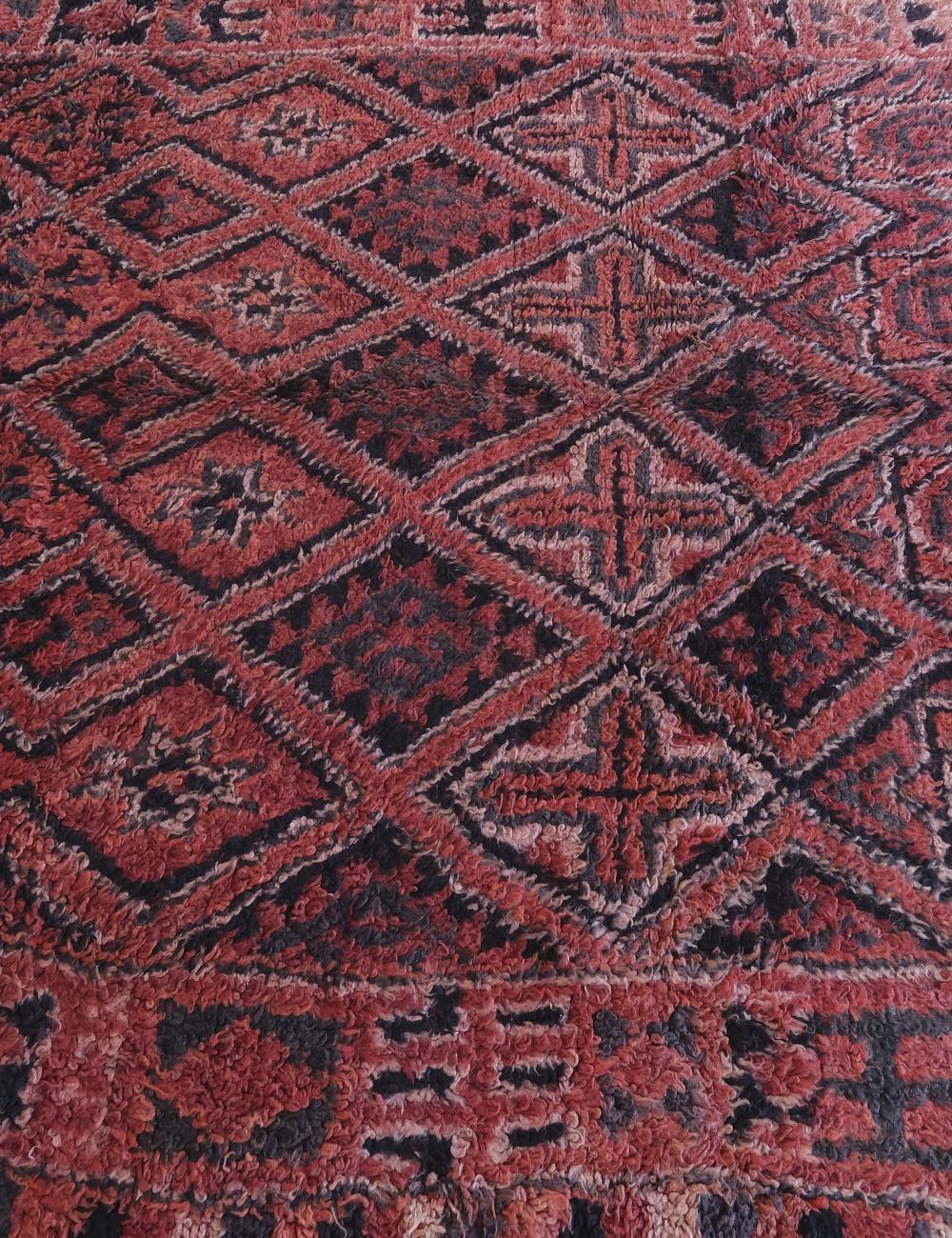 Alfombra vintage marroquí Beni M'Guild de lana roja Bohemio en venta