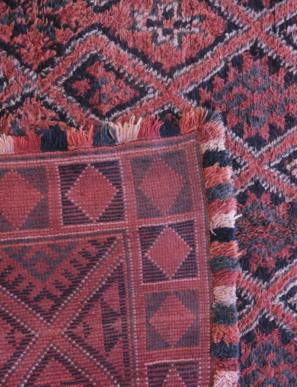 Alfombra vintage marroquí Beni M'Guild de lana roja mediados del siglo XX en venta