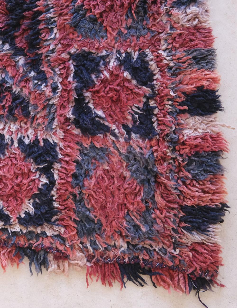 Alfombra vintage marroquí Beni M'Guild de lana roja en venta 1