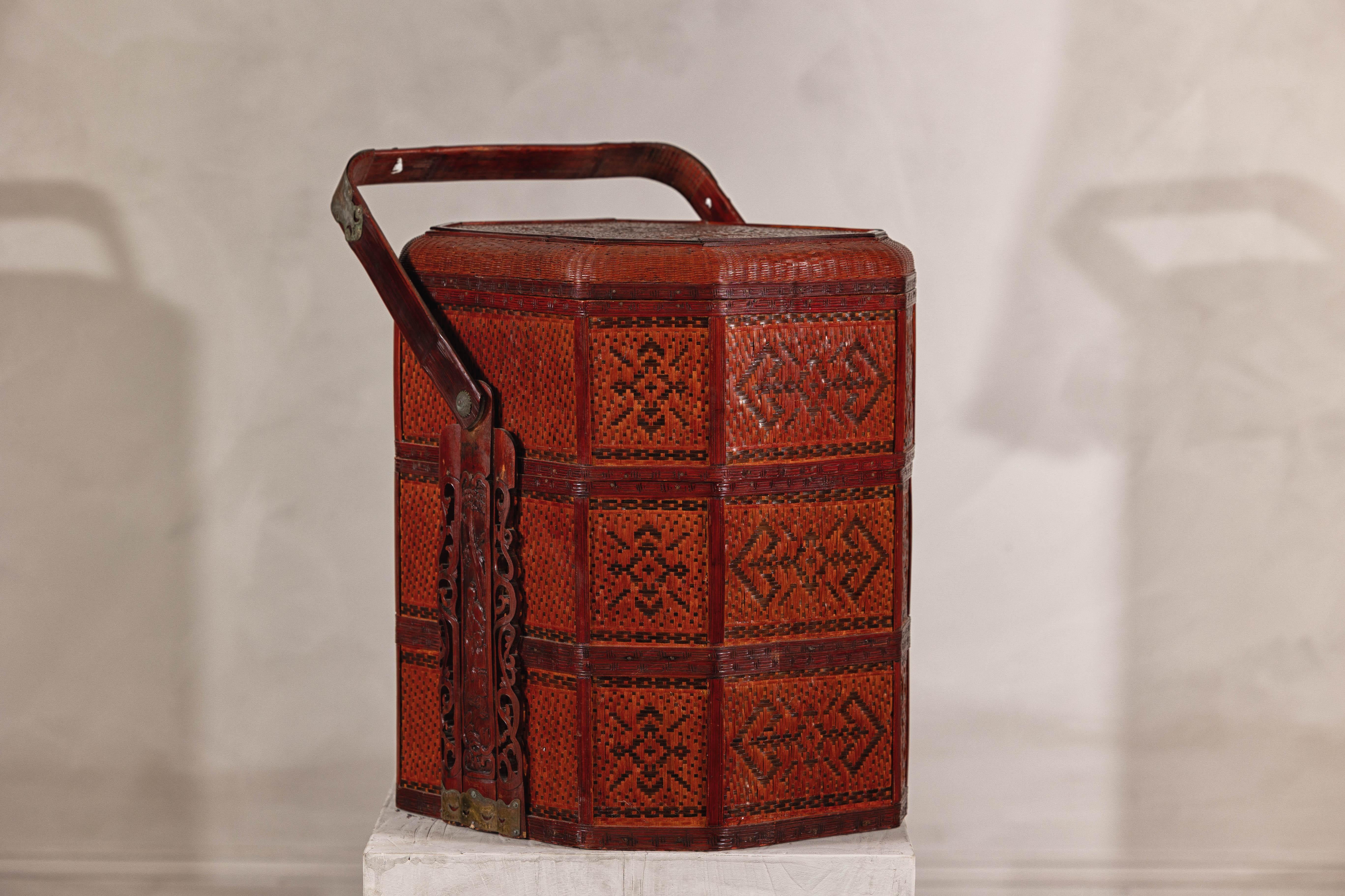 Vintage Reddish Brown Lacquer Woven Rattan Picnic Basket with Bamboo Handle In Good Condition For Sale In Yonkers, NY