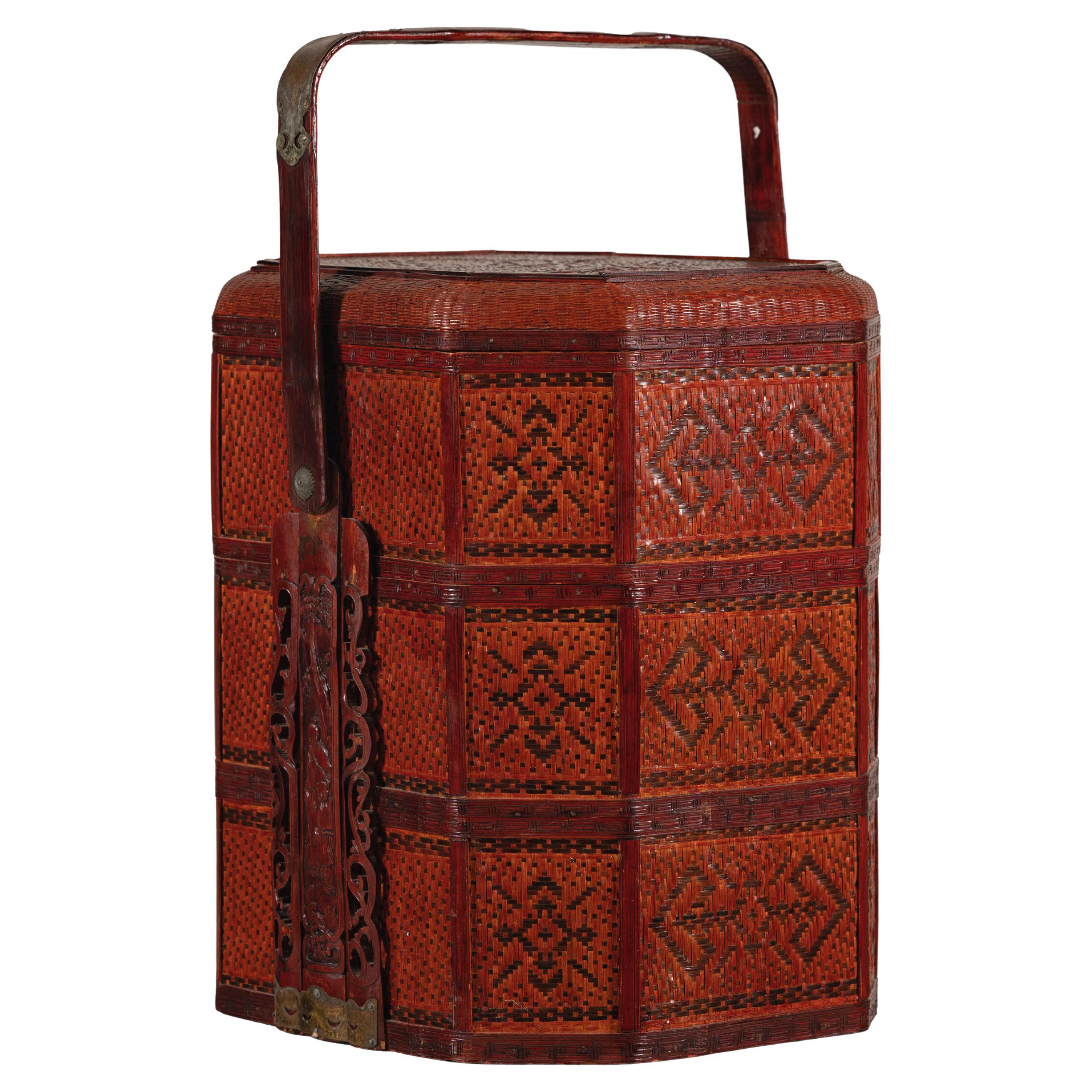 Panier de pique-nique vintage en rotin tressé laqué brun rougeâtre avec poignée en bambou