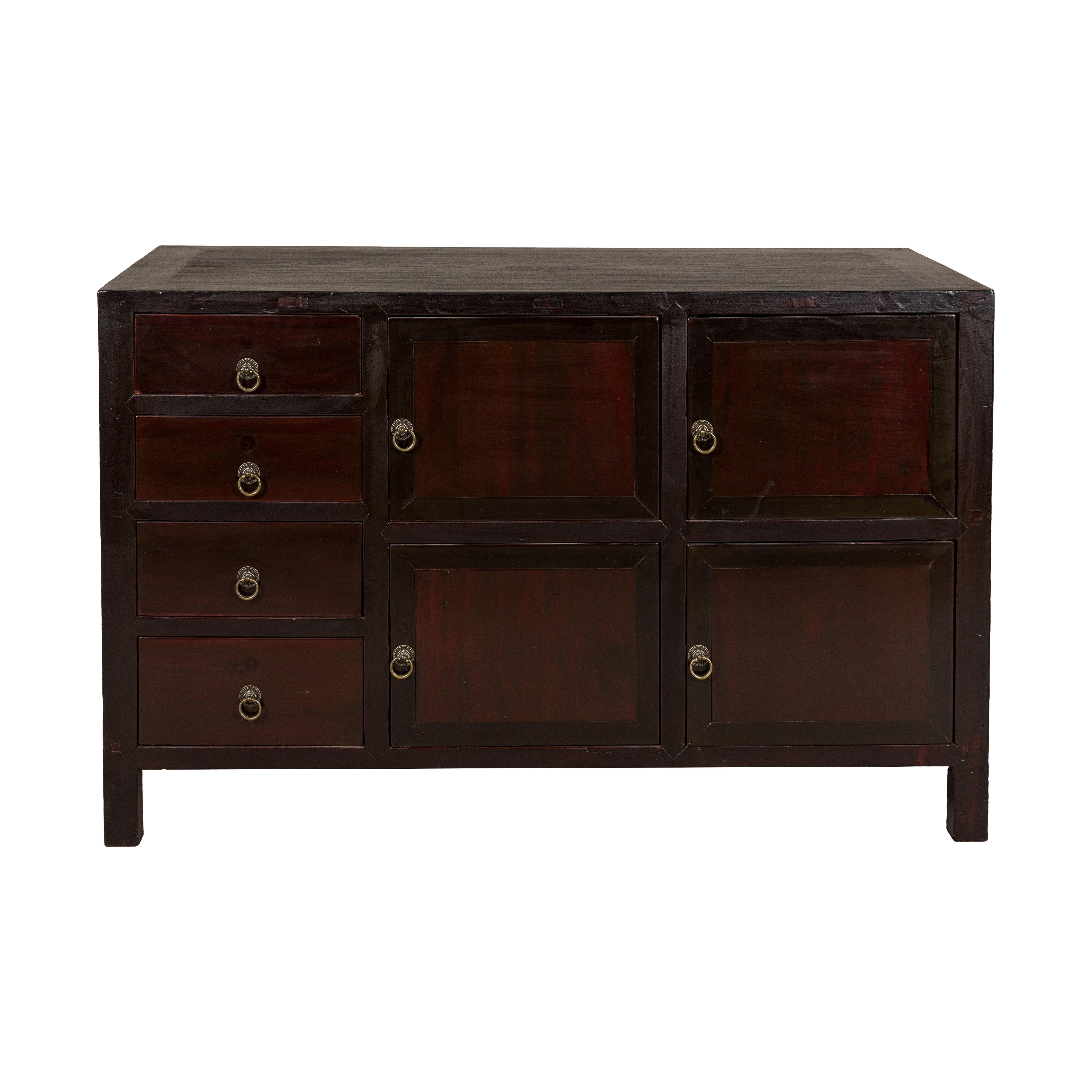 Credenza vintage in olmo laccato marrone rossiccio con quattro cassetti e ante a pannello in vendita 4