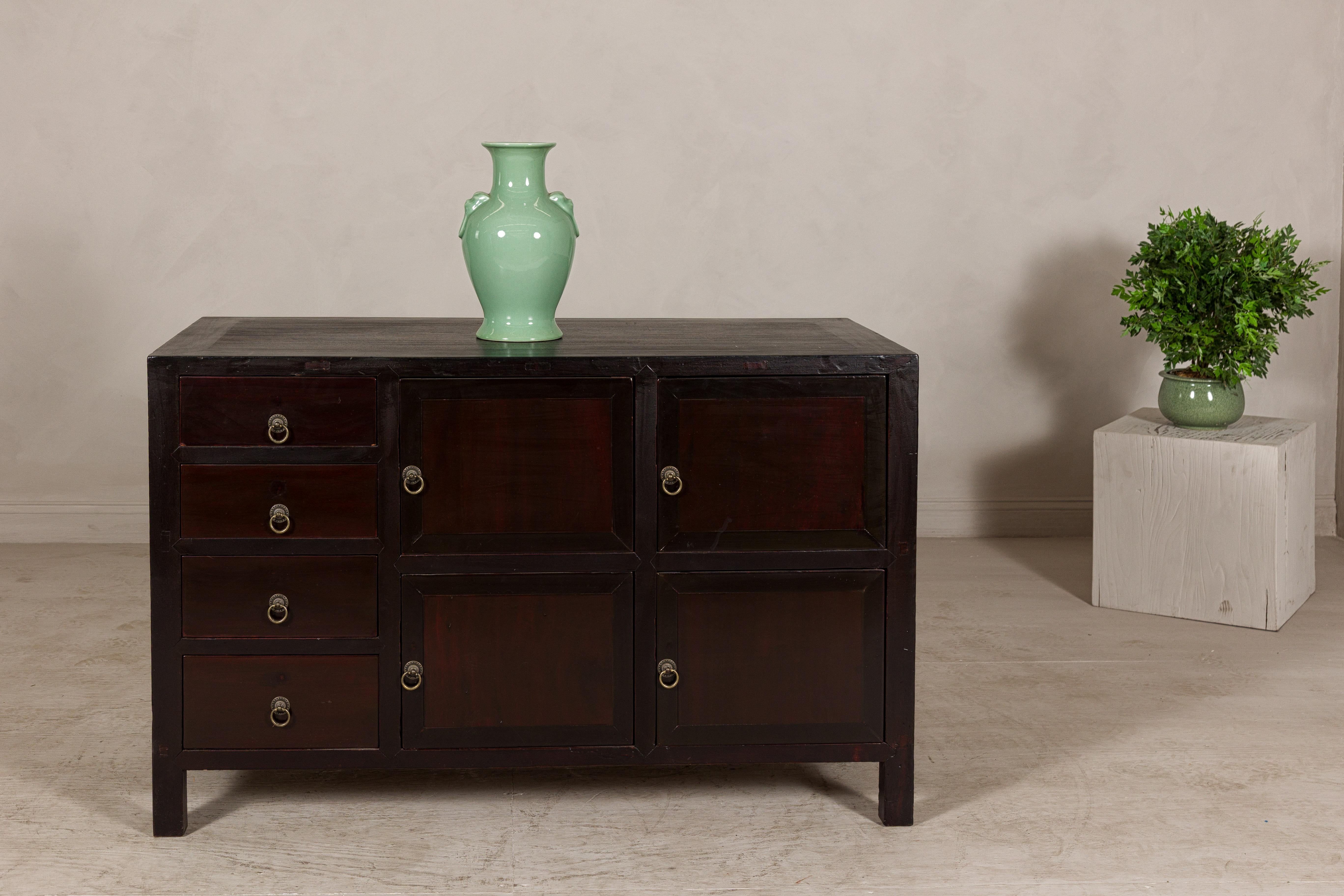 Cinese Credenza vintage in olmo laccato marrone rossiccio con quattro cassetti e ante a pannello in vendita