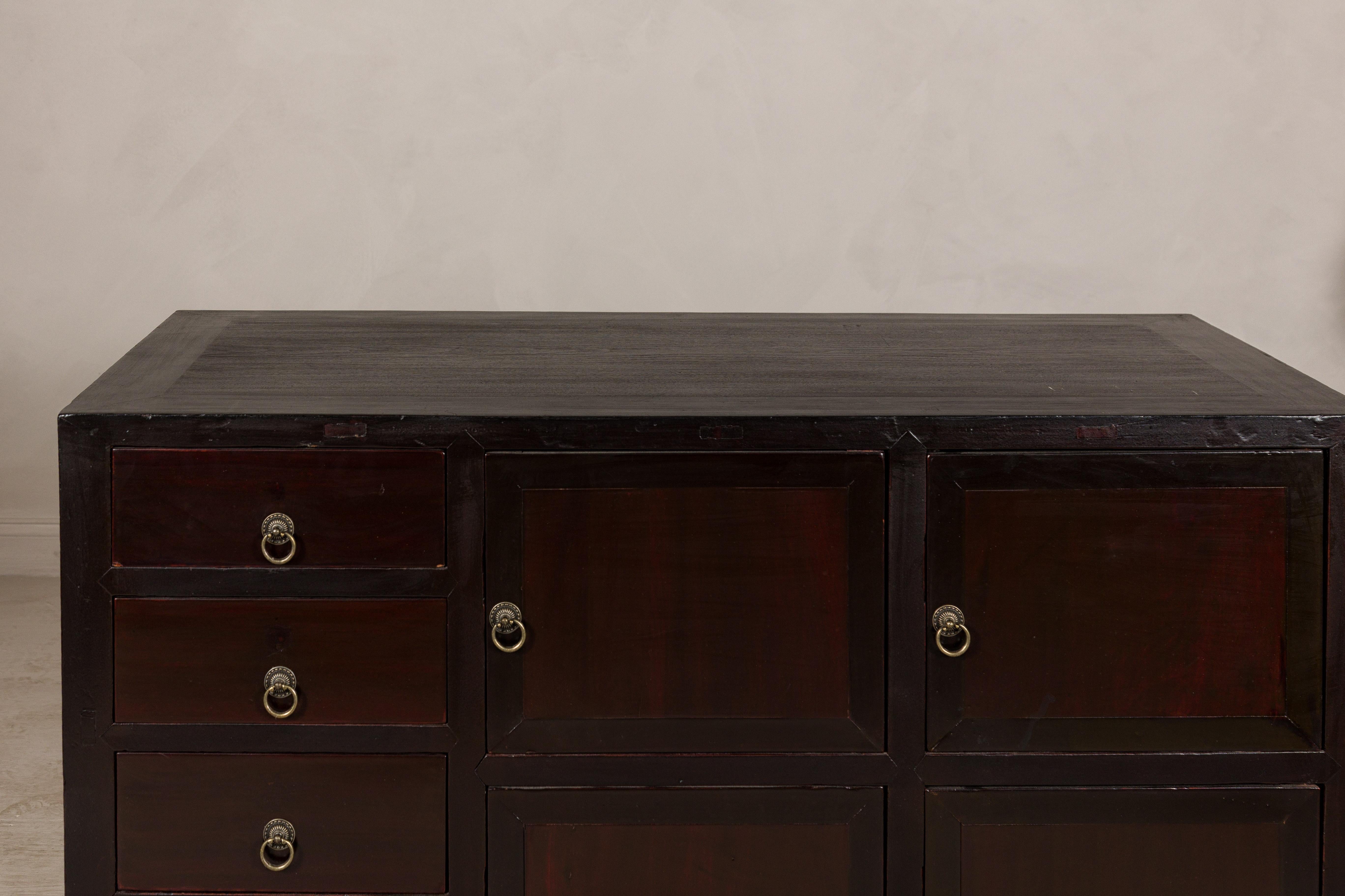 Laccato Credenza vintage in olmo laccato marrone rossiccio con quattro cassetti e ante a pannello in vendita
