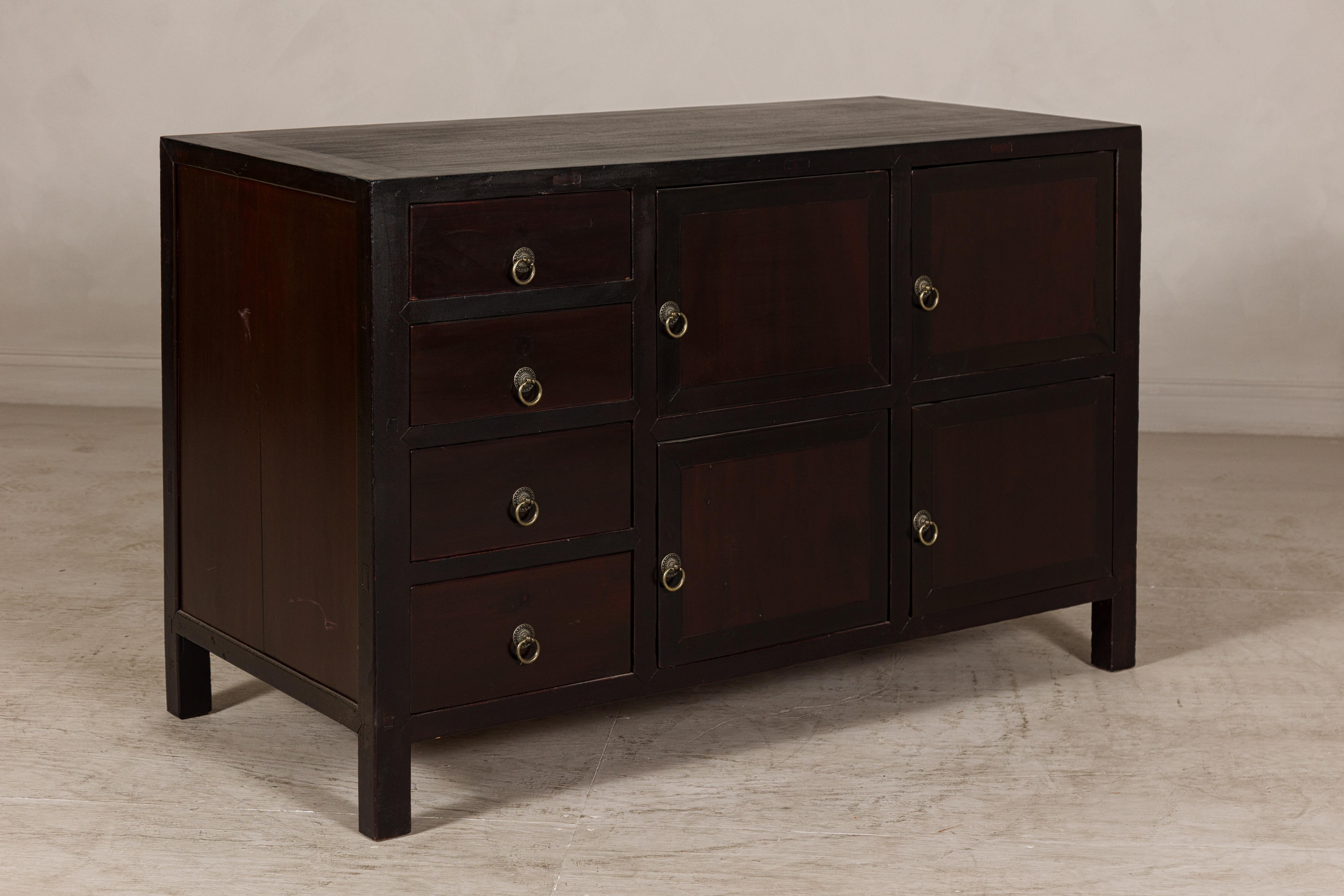 Credenza vintage in olmo laccato marrone rossiccio con quattro cassetti e ante a pannello In condizioni buone in vendita a Yonkers, NY
