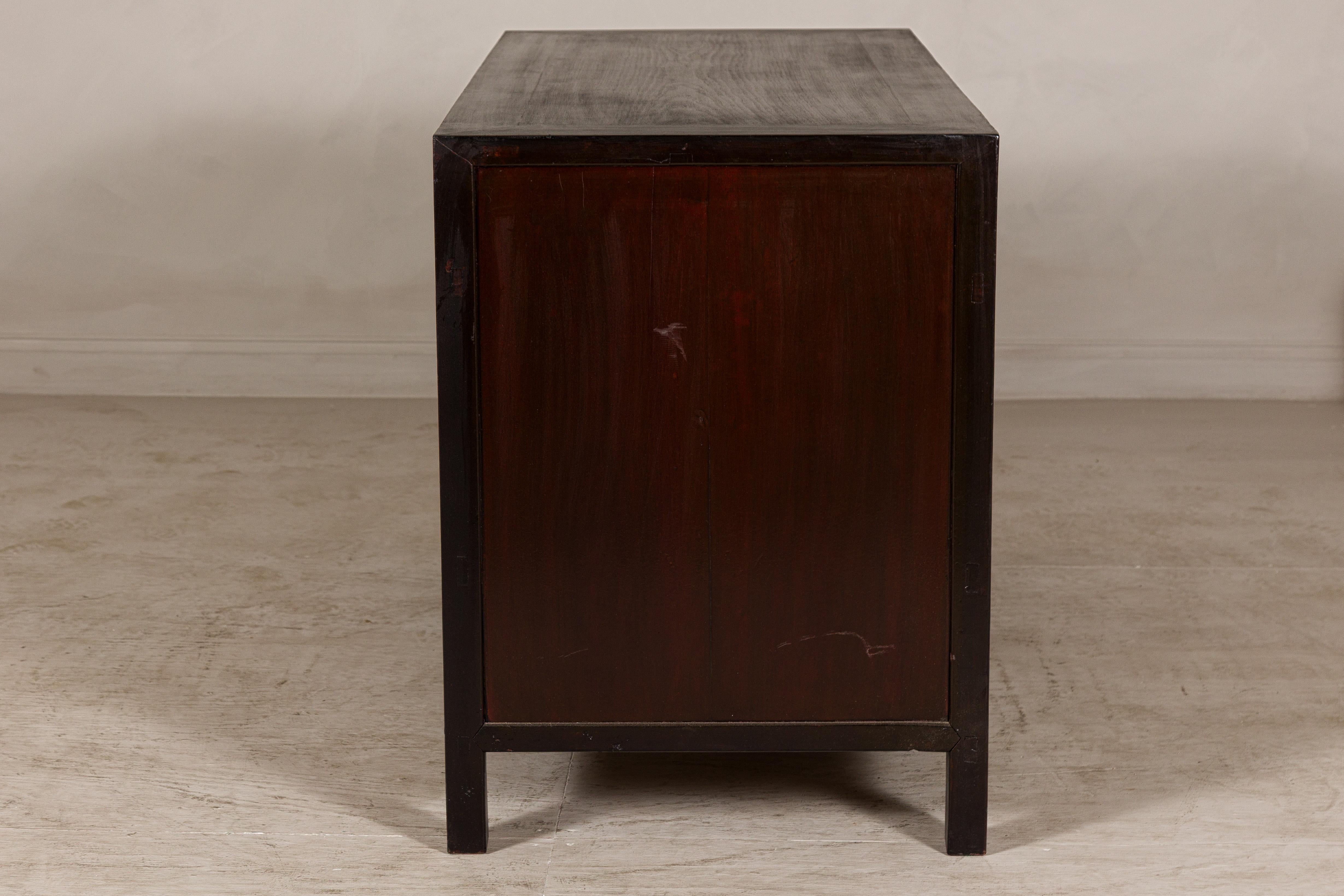 XX secolo Credenza vintage in olmo laccato marrone rossiccio con quattro cassetti e ante a pannello in vendita