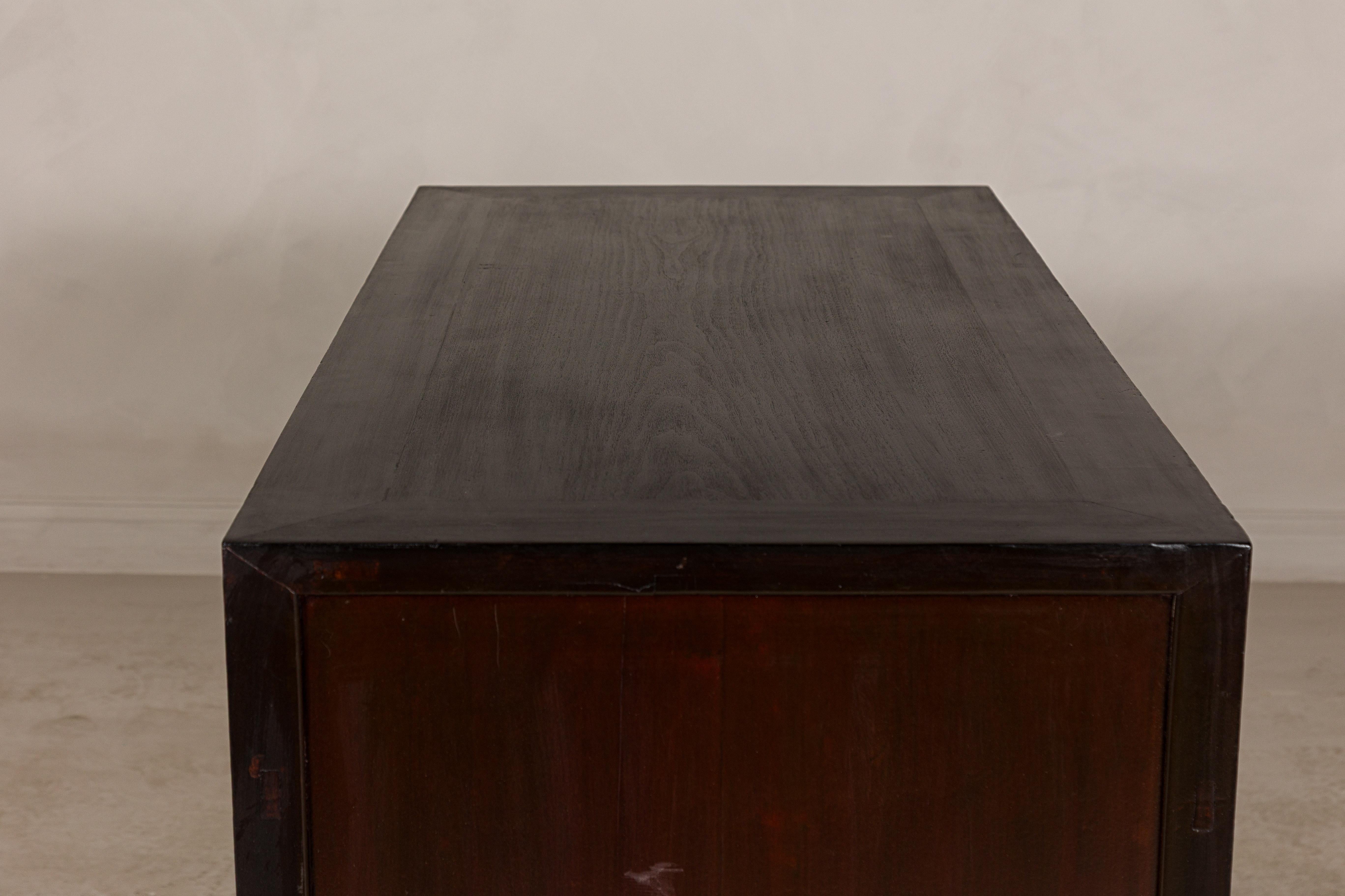 Ottone Credenza vintage in olmo laccato marrone rossiccio con quattro cassetti e ante a pannello in vendita