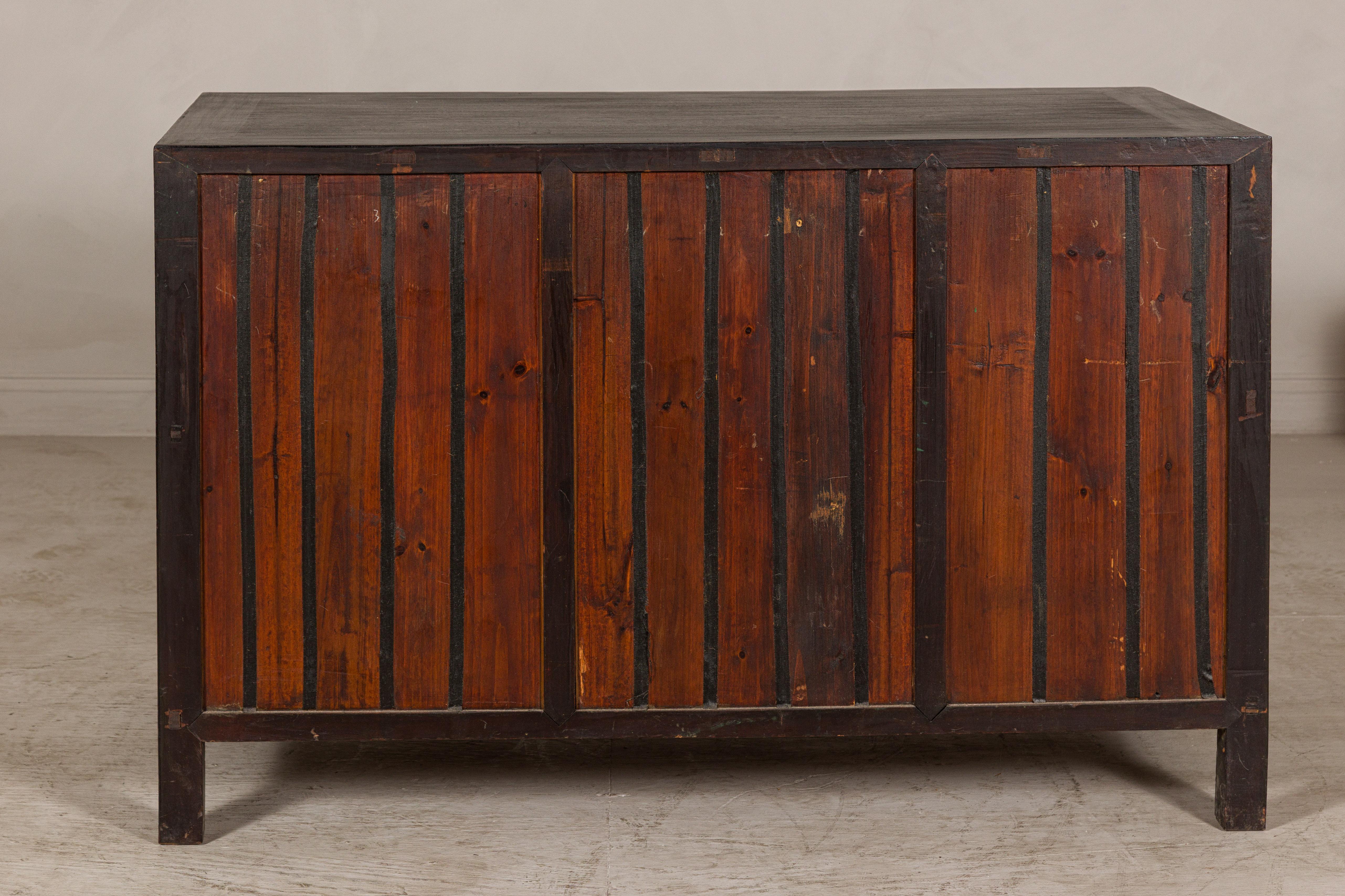 Credenza vintage in olmo laccato marrone rossiccio con quattro cassetti e ante a pannello in vendita 1