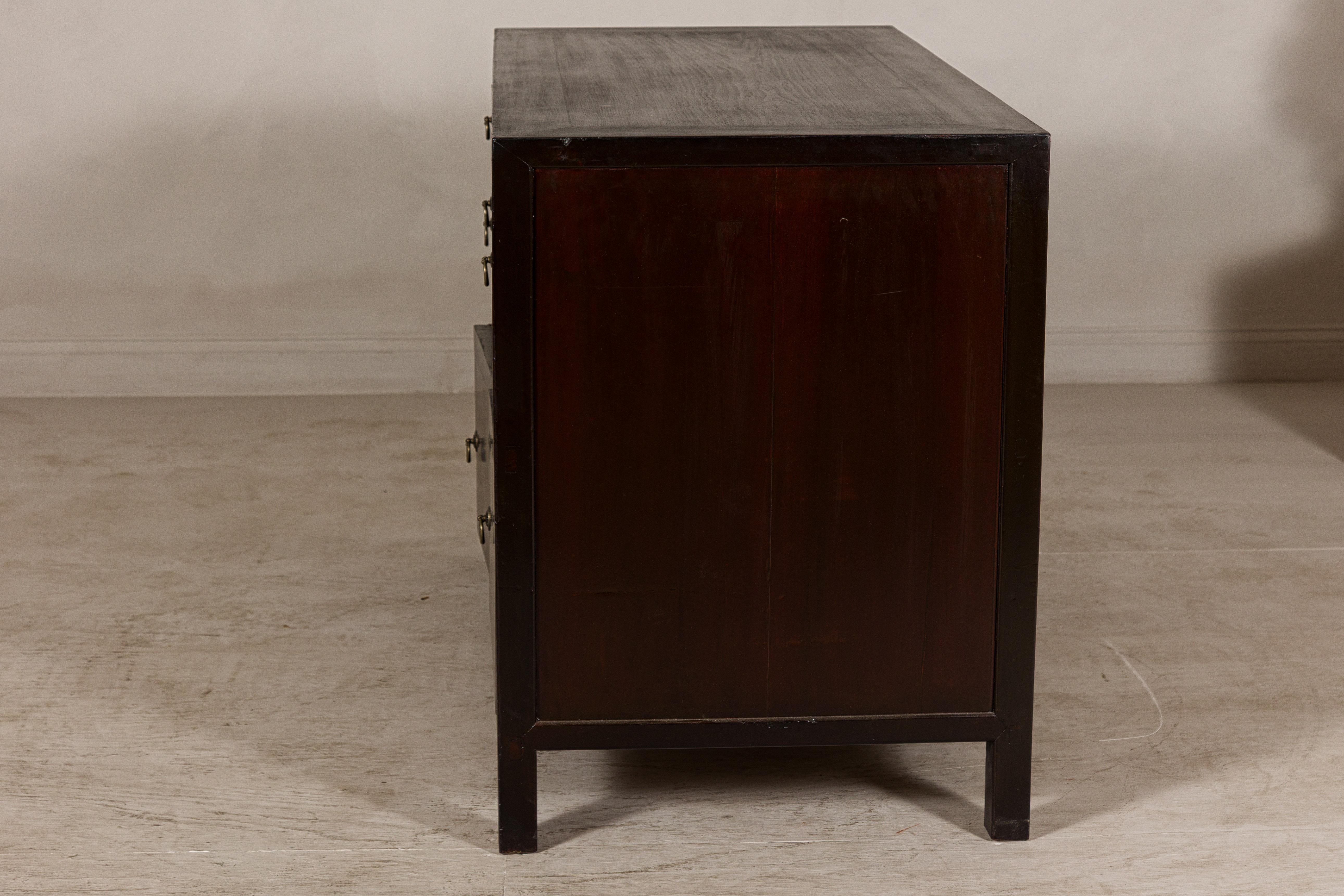 Credenza vintage in olmo laccato marrone rossiccio con quattro cassetti e ante a pannello in vendita 2