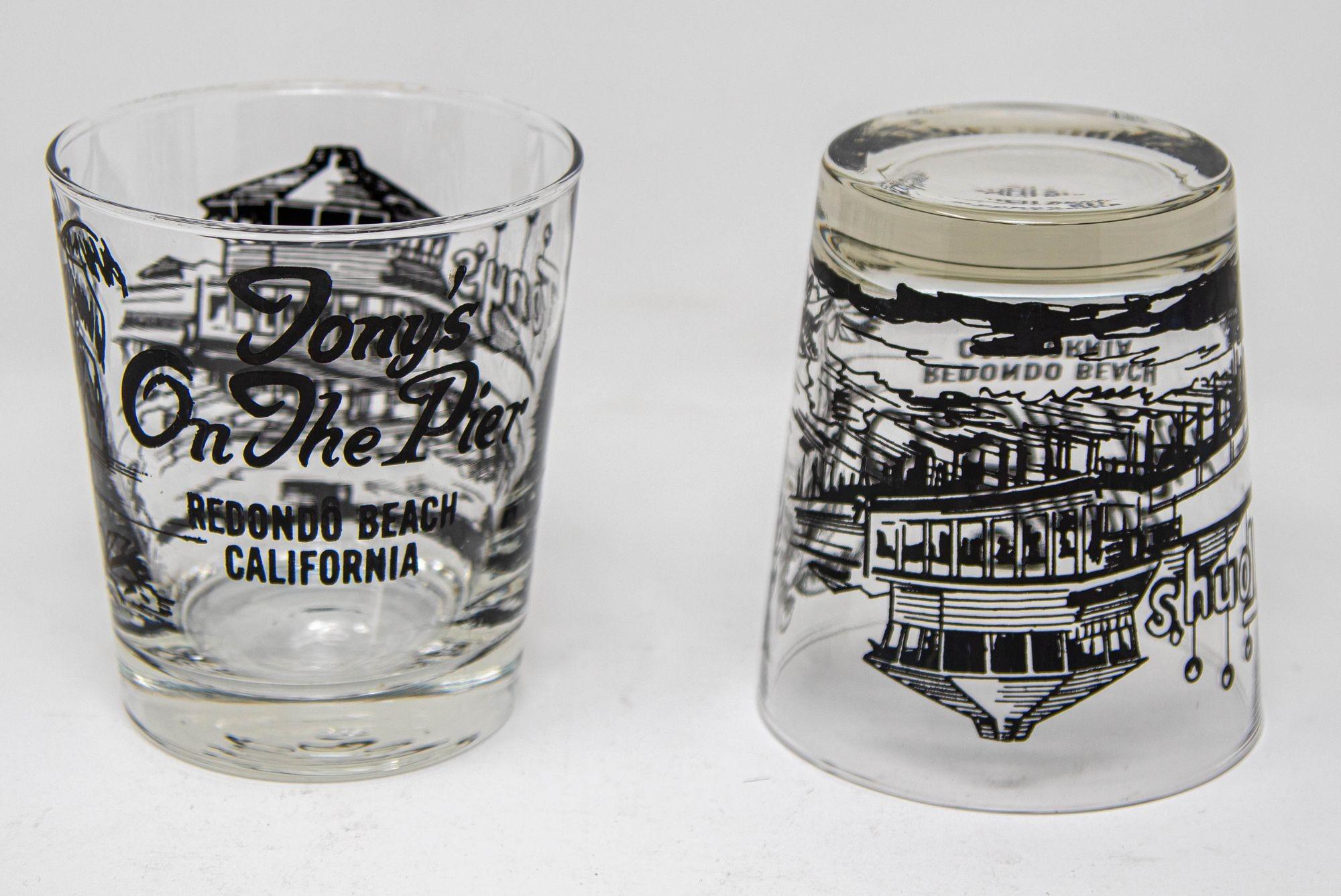 Bicchieri da cocktail vintage Redondo Beach Tony's Restaurant Set di 2 bicchieri.
Set di due bicchieri vintage Tony's on the Pier Restaurant Vintage Bar, doppi bicchieri neri Old Fashion.
Questo splendido ristorante Tony's da collezione presenta il