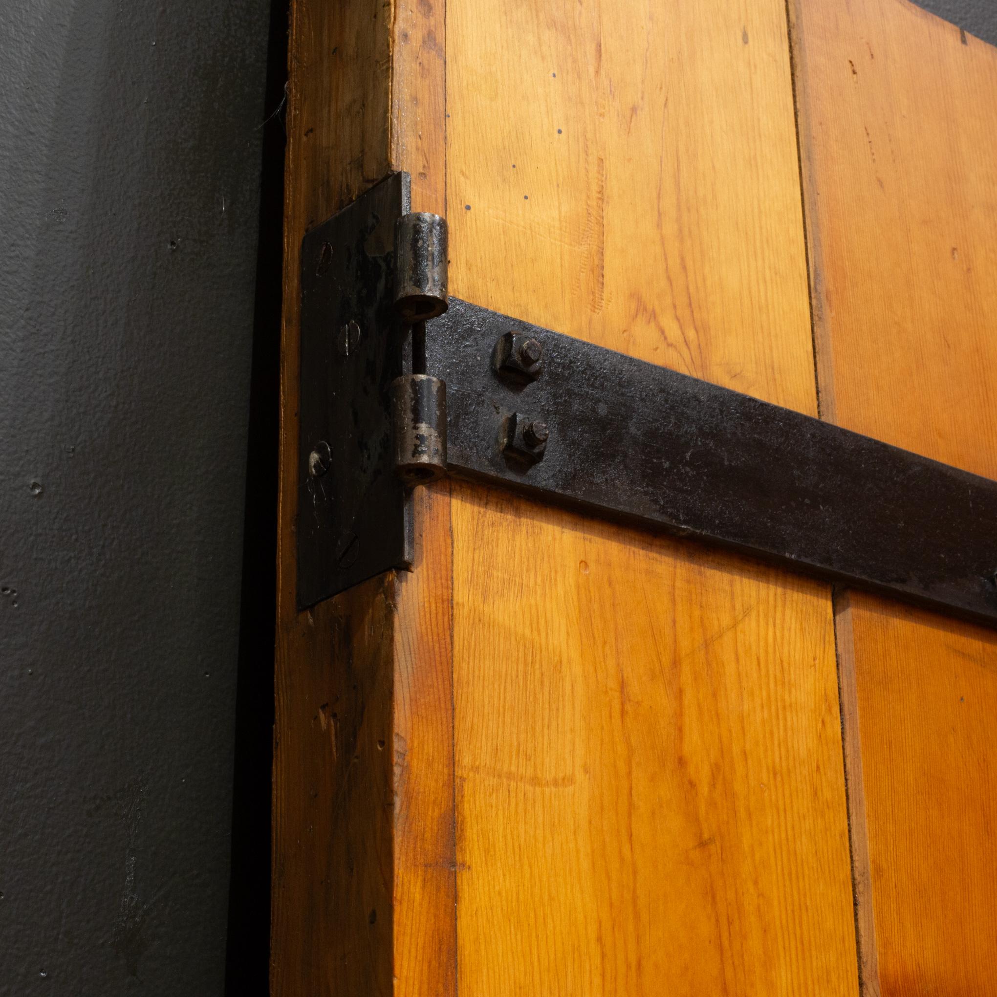 Puerta vintage de madera roja y hierro fundido en venta 3
