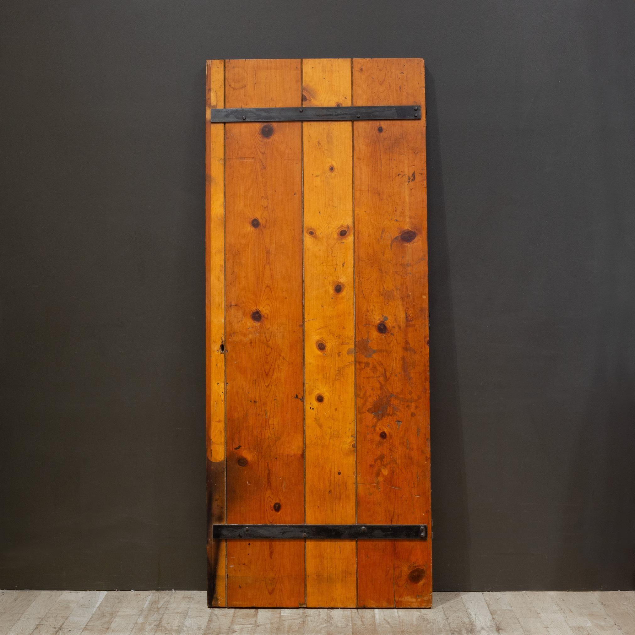 Puerta vintage de madera roja y hierro fundido Rústico en venta