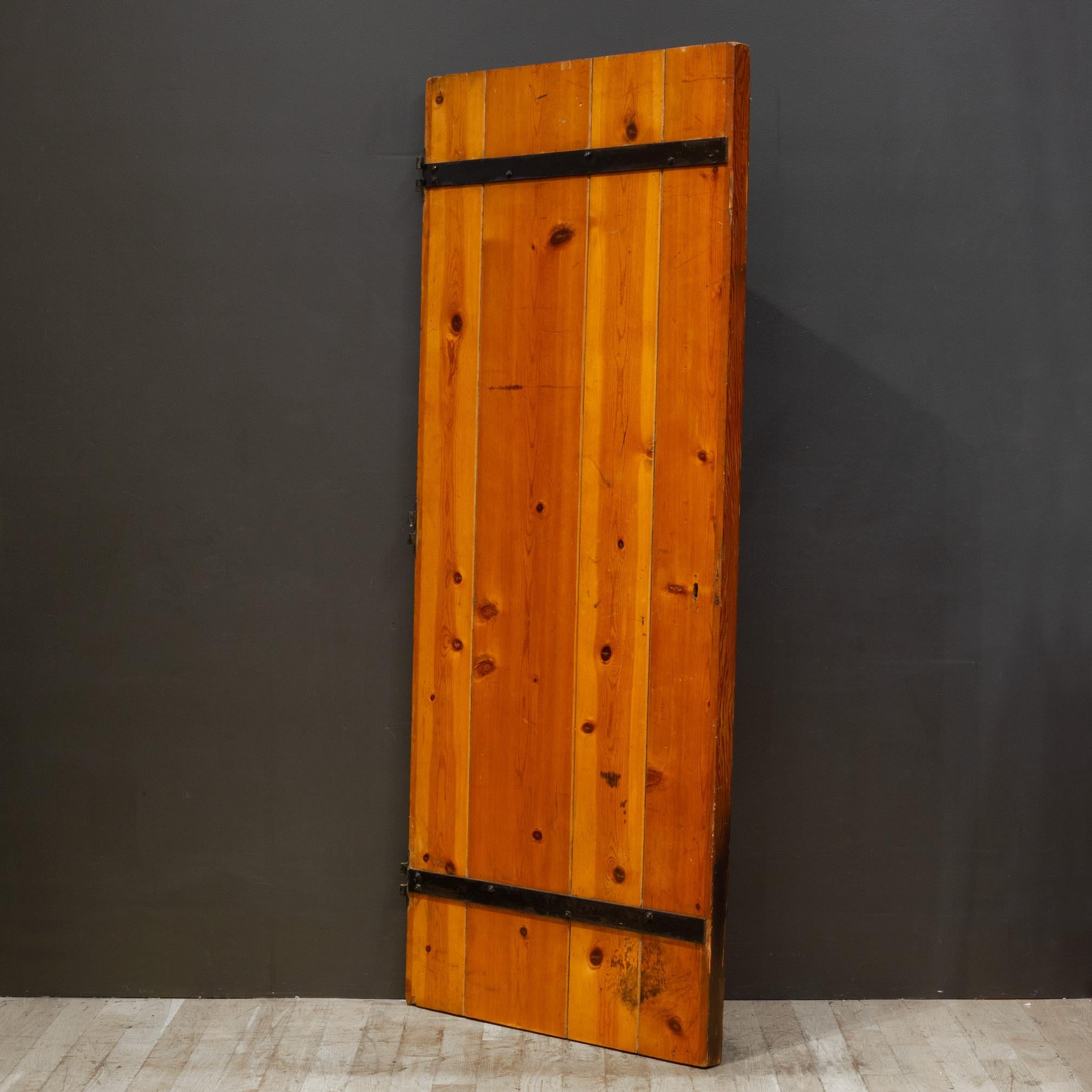 Puerta vintage de madera roja y hierro fundido Estadounidense en venta