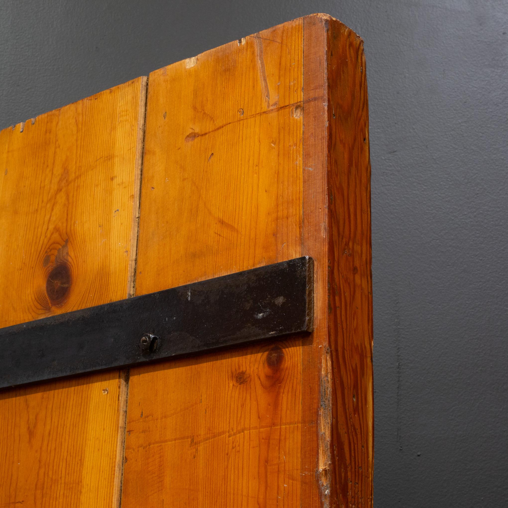 Puerta vintage de madera roja y hierro fundido siglo XX en venta