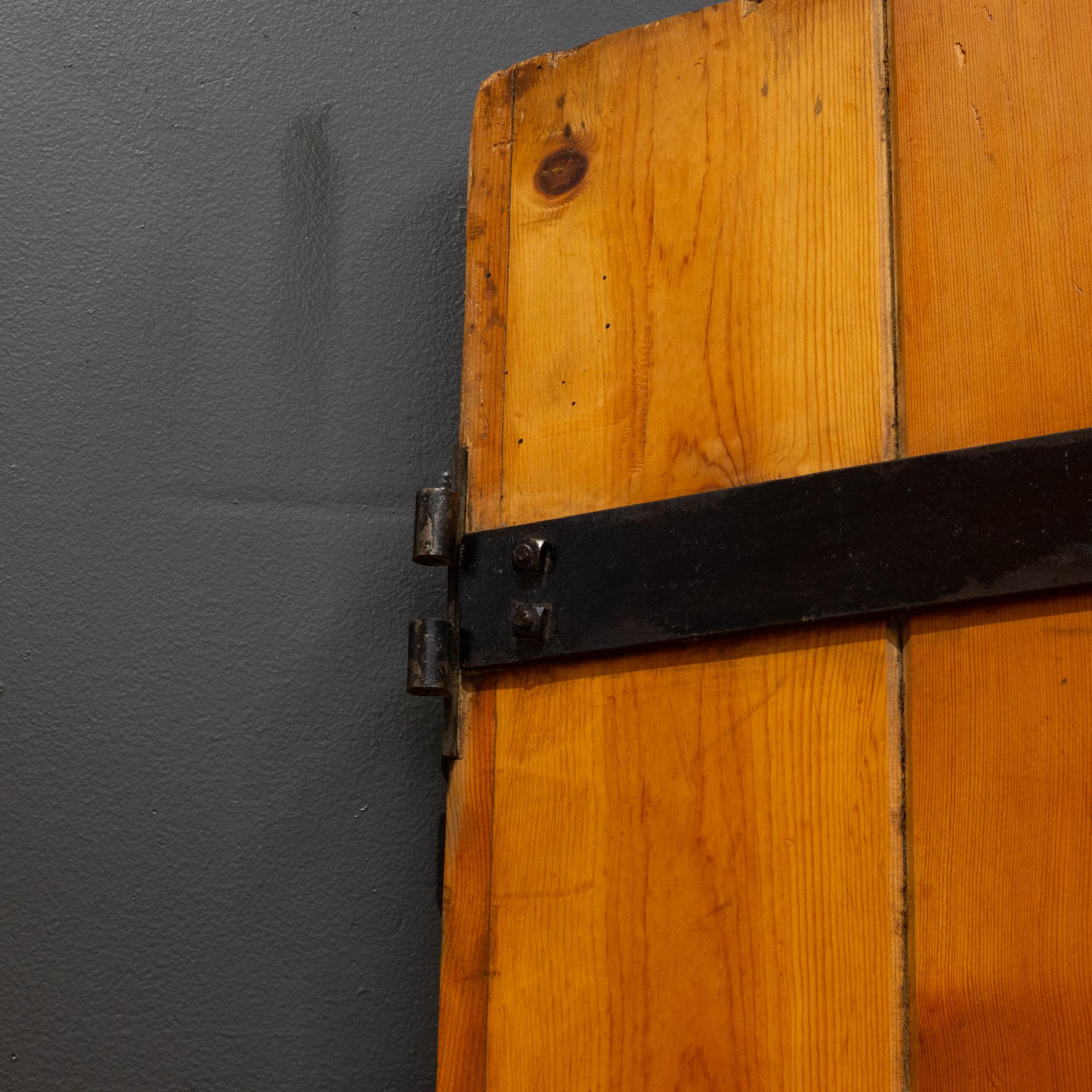 Puerta vintage de madera roja y hierro fundido Acero en venta