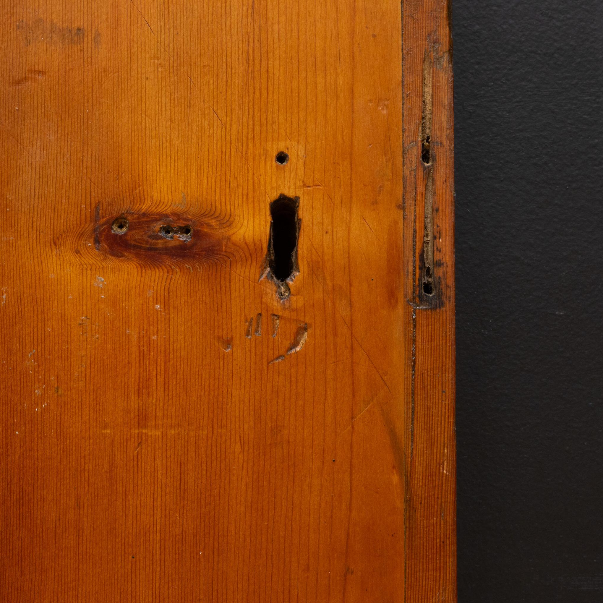 Puerta vintage de madera roja y hierro fundido en venta 1