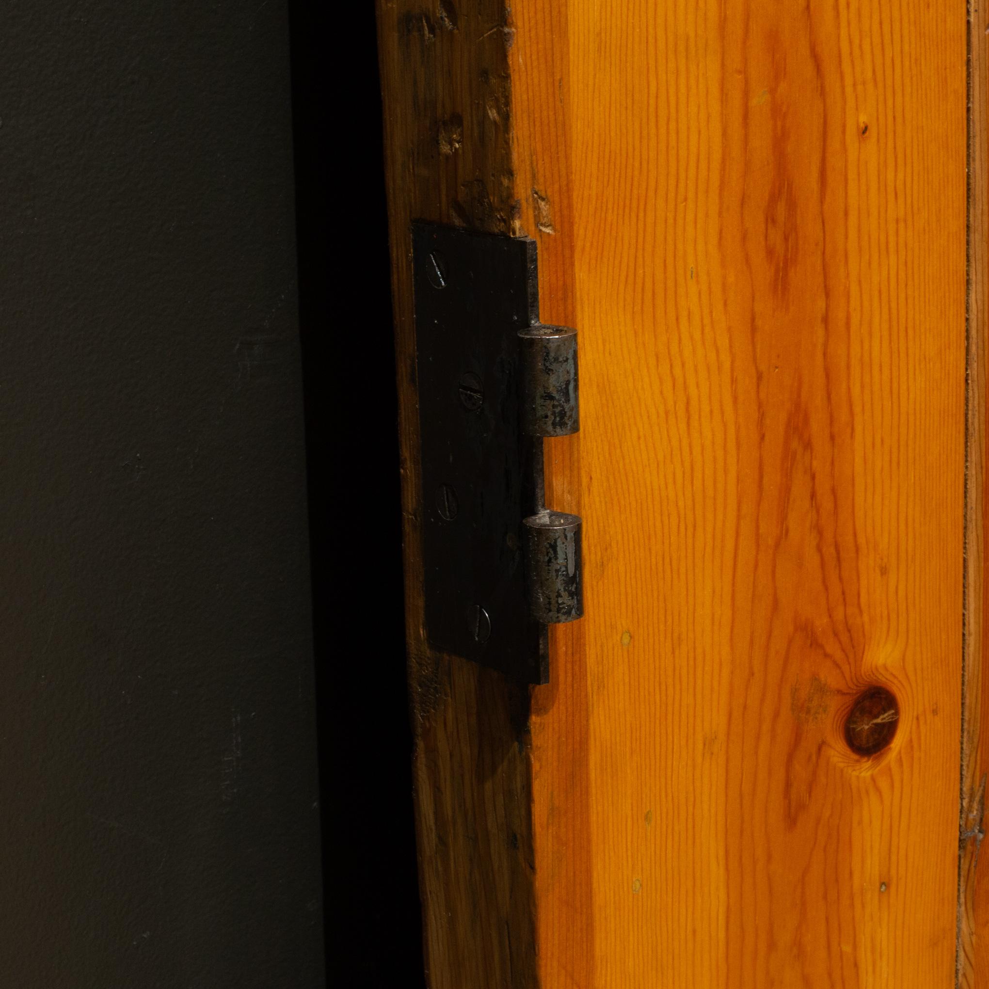 Puerta vintage de madera roja y hierro fundido en venta 2