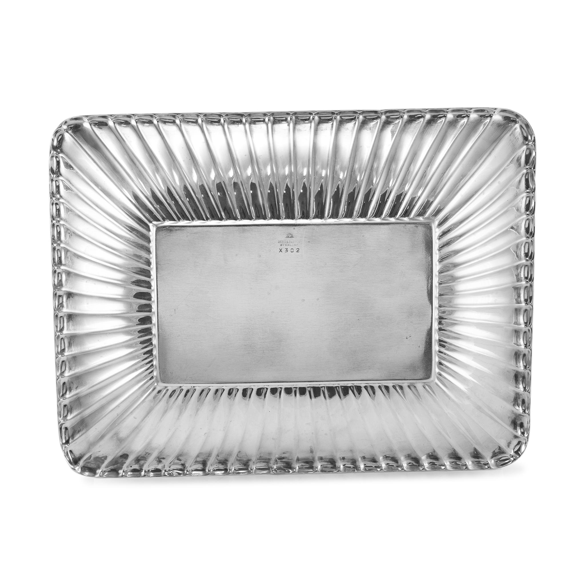 Marque : Reed and Barton

Type de métal : Argent Sterling 925

Longueur : 8.50 pouces

Largeur : 11.25 pouces

Poids : 442,92 grammes

Argent vintage Reed And Barton Plateau rectangulaire en argent sterling texturé et poli. Le métal a été testé et
