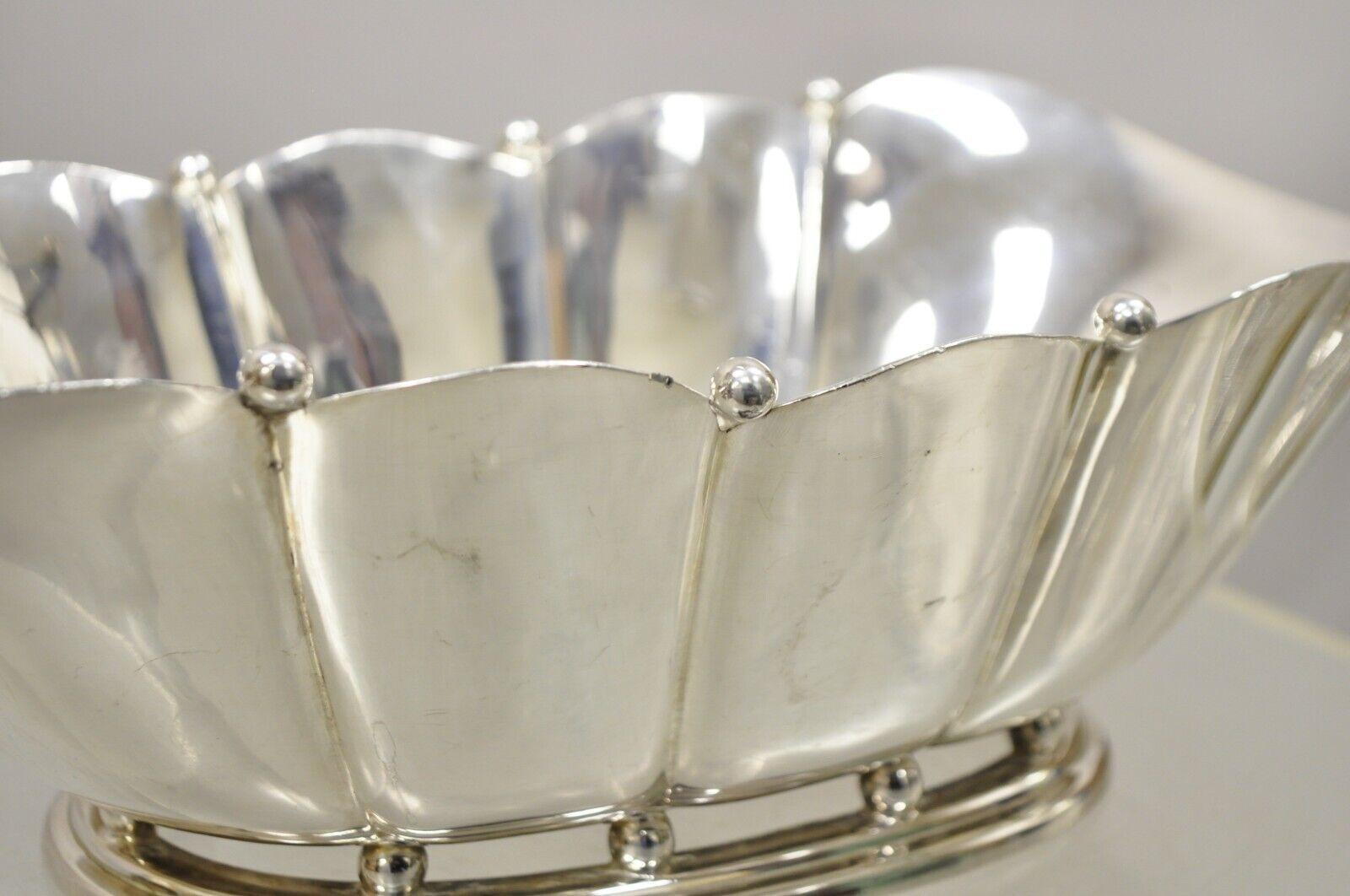 Vintage Reed & Barton Silver Plated Scalloped Fluted Large Fruit Bowl Dish In Good Condition For Sale In Philadelphia, PA