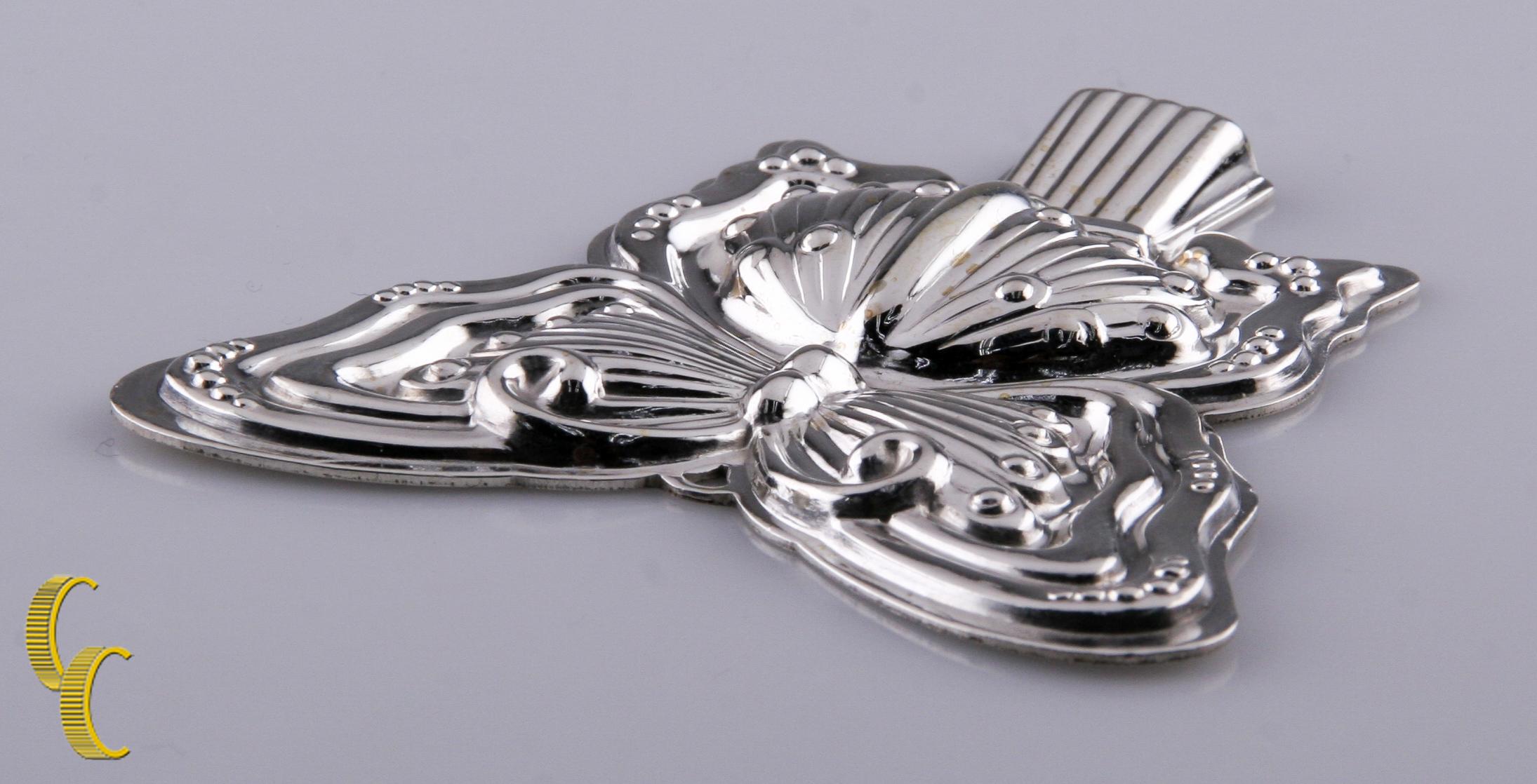 Fischietto/pendente a farfalla Reed & Barton d'epoca.
Argento sterling 0,925.
Design delicato e attenzione ai dettagli.
Dimensioni: 71 x 63 mm.
Peso: 24,6 grammi.