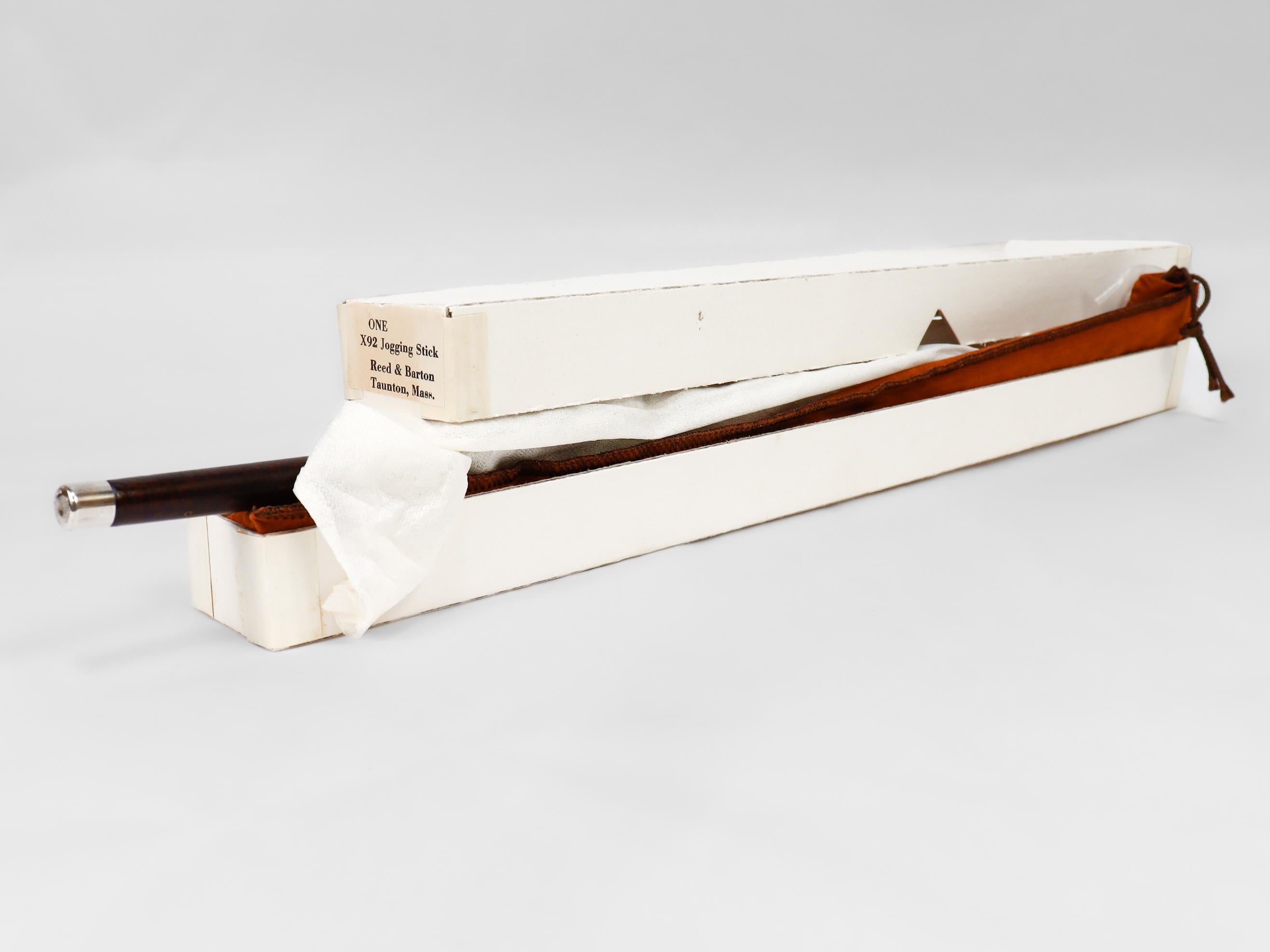 Un notevole bastone da jogging d'epoca.

Da Reed & Barton.

Commercializzato da Reed & Barton come un elegante (e necessario) accessorio per il jogging.

In legno rifinito in noce con punte in argento sterling a ciascuna estremità.

Con il marchio