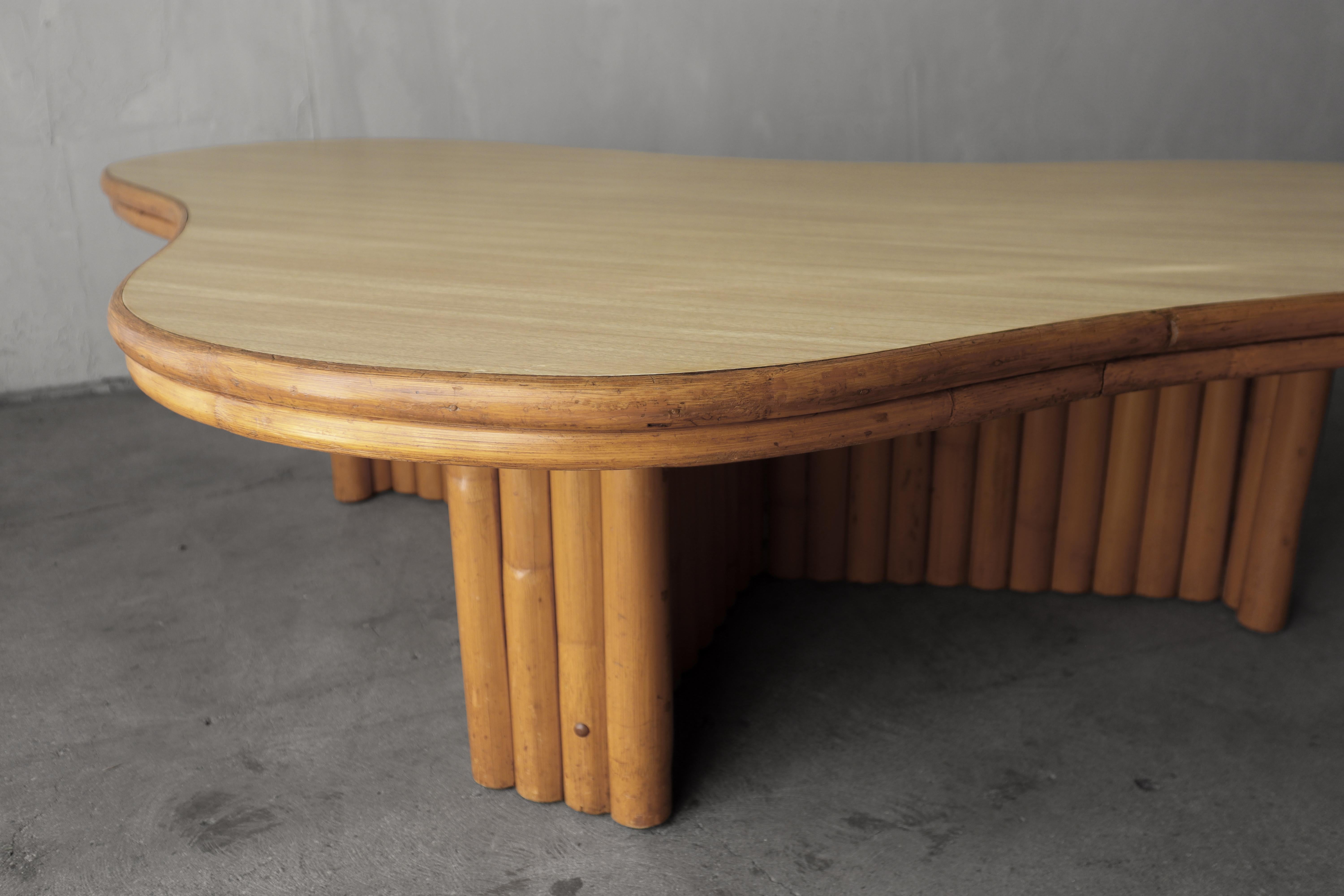 20ième siècle Table basse biomorphique vintage en bambou roseau en vente