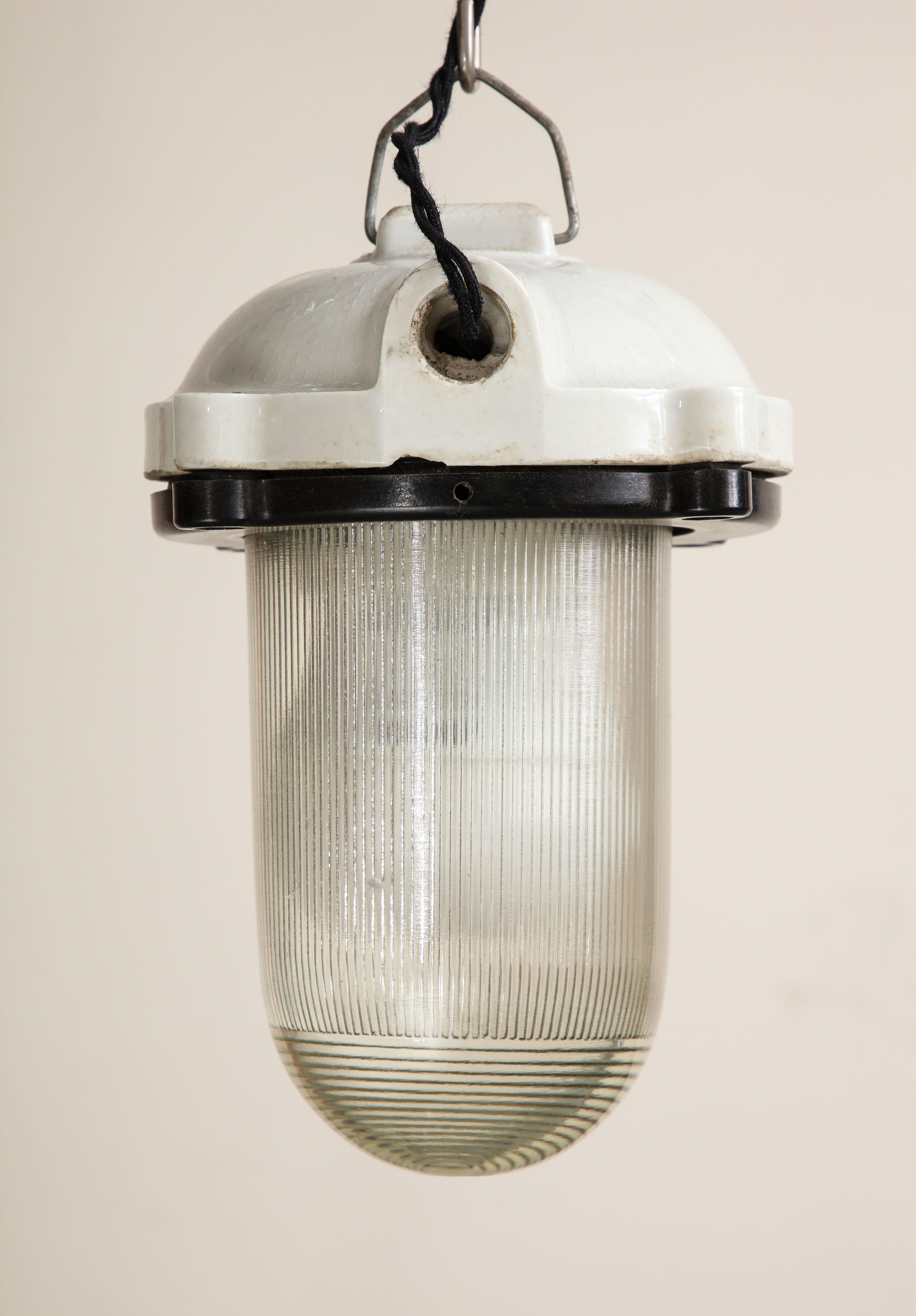 Lampe à suspension vintage en verre cannelé avec plateau en fonte émaillée blanche en vente 2