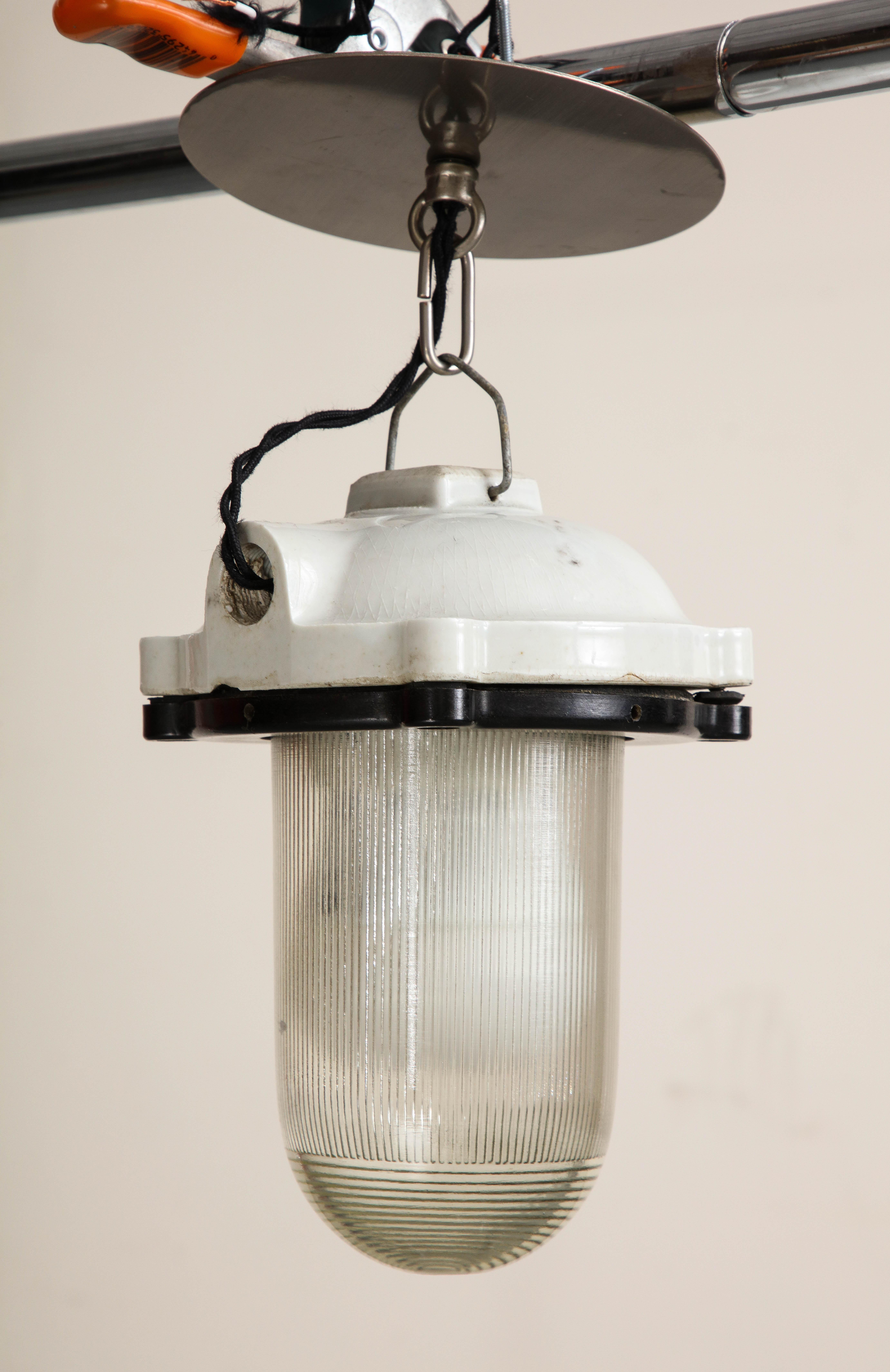 Lampe à suspension vintage en verre cannelé avec plateau en fonte émaillée blanche en vente 3