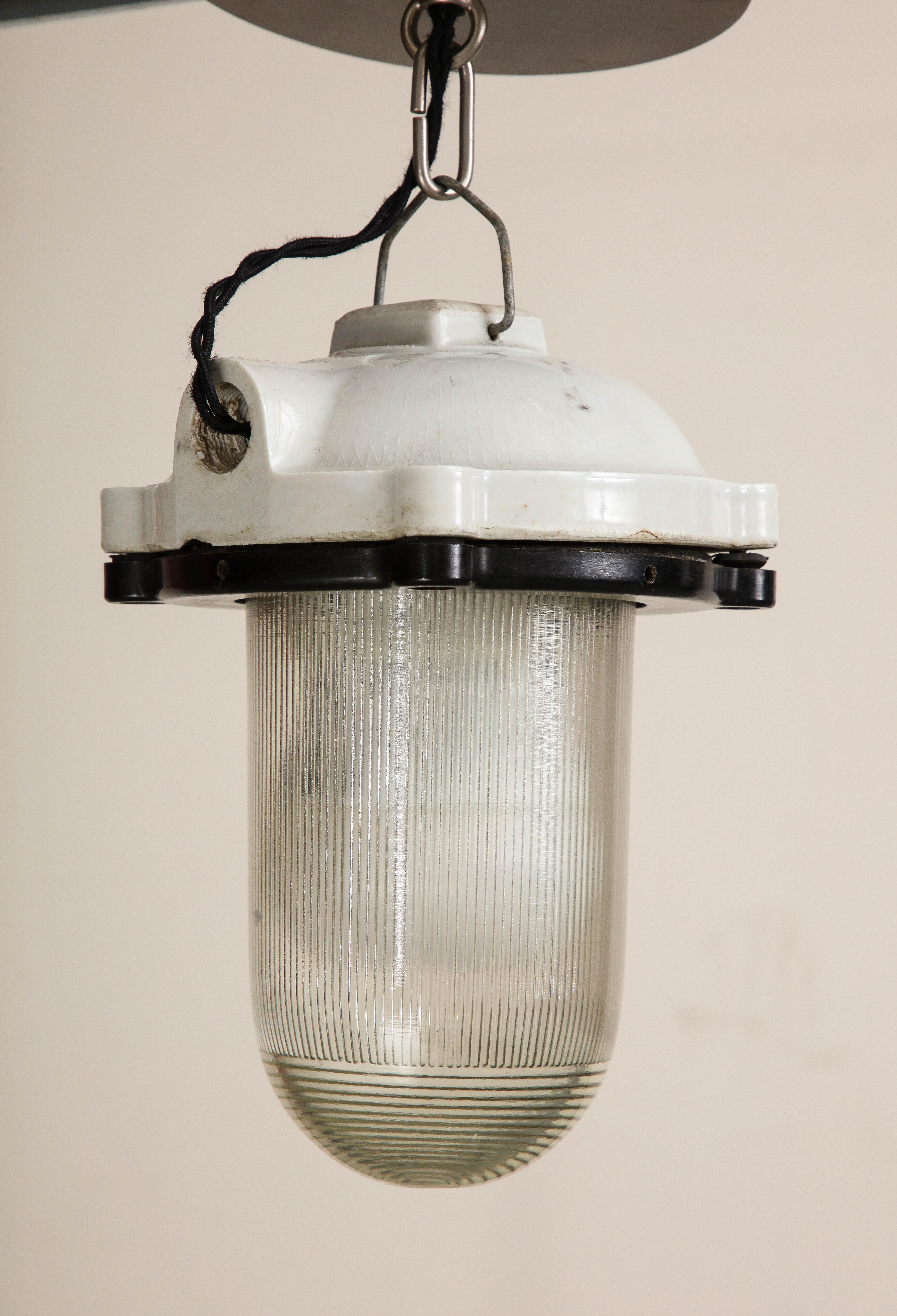 Lampe à suspension vintage en verre cannelé avec plateau en fonte émaillée blanche en vente 4