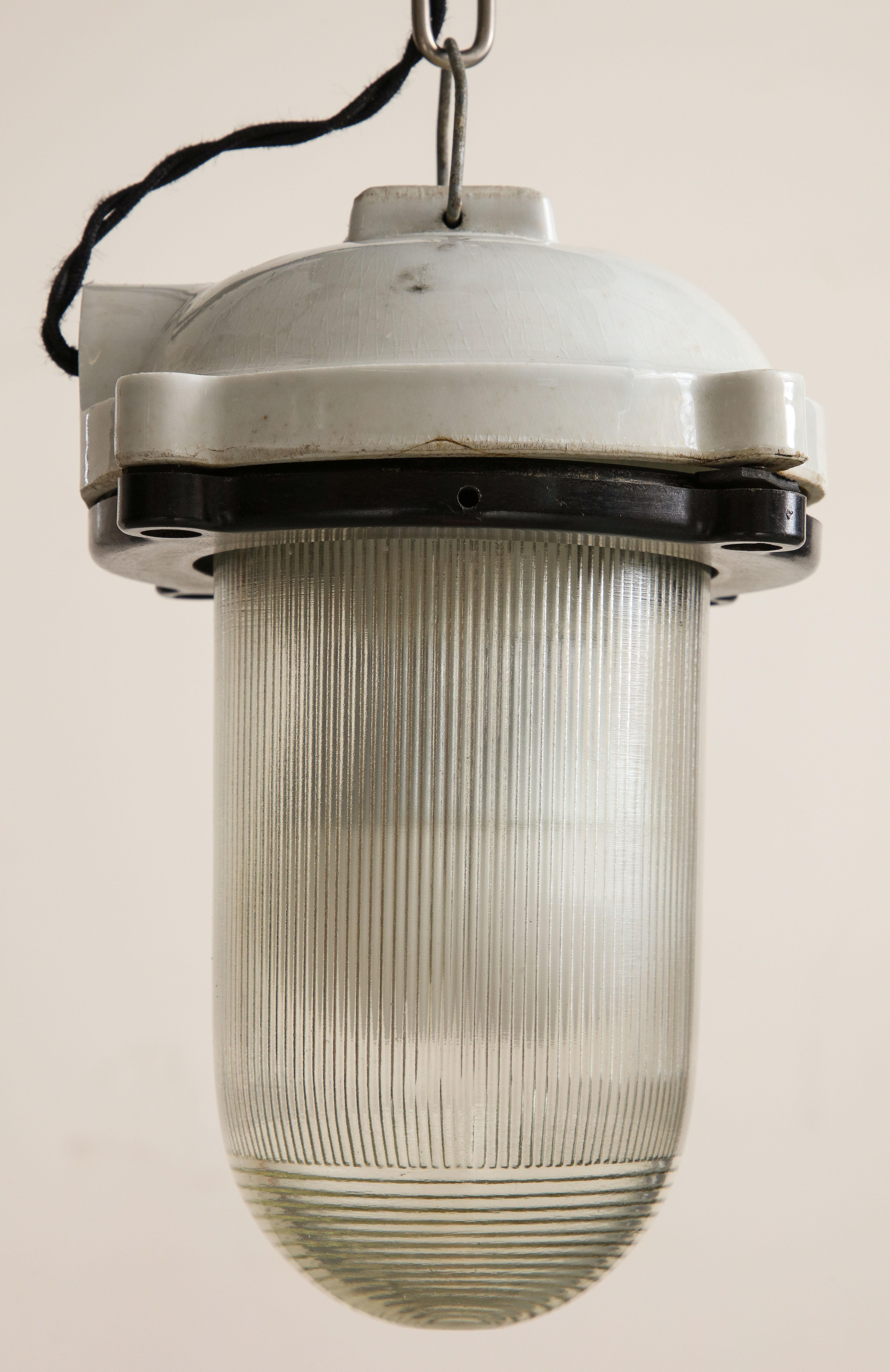Lampe à suspension vintage en verre cannelé avec plateau en fonte émaillée blanche en vente 5