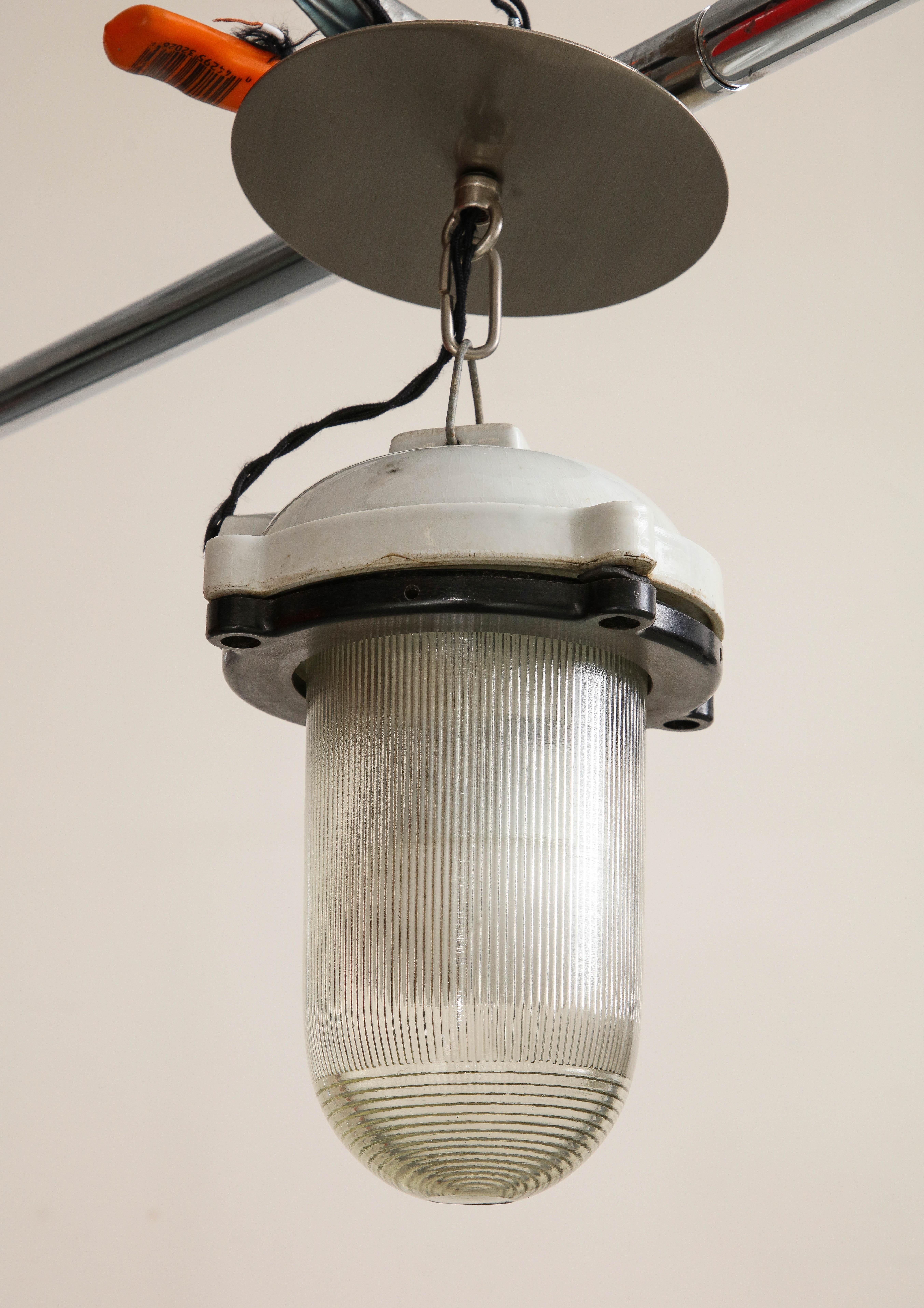 Lampe à suspension vintage en verre cannelé avec plateau en fonte émaillée blanche en vente 6