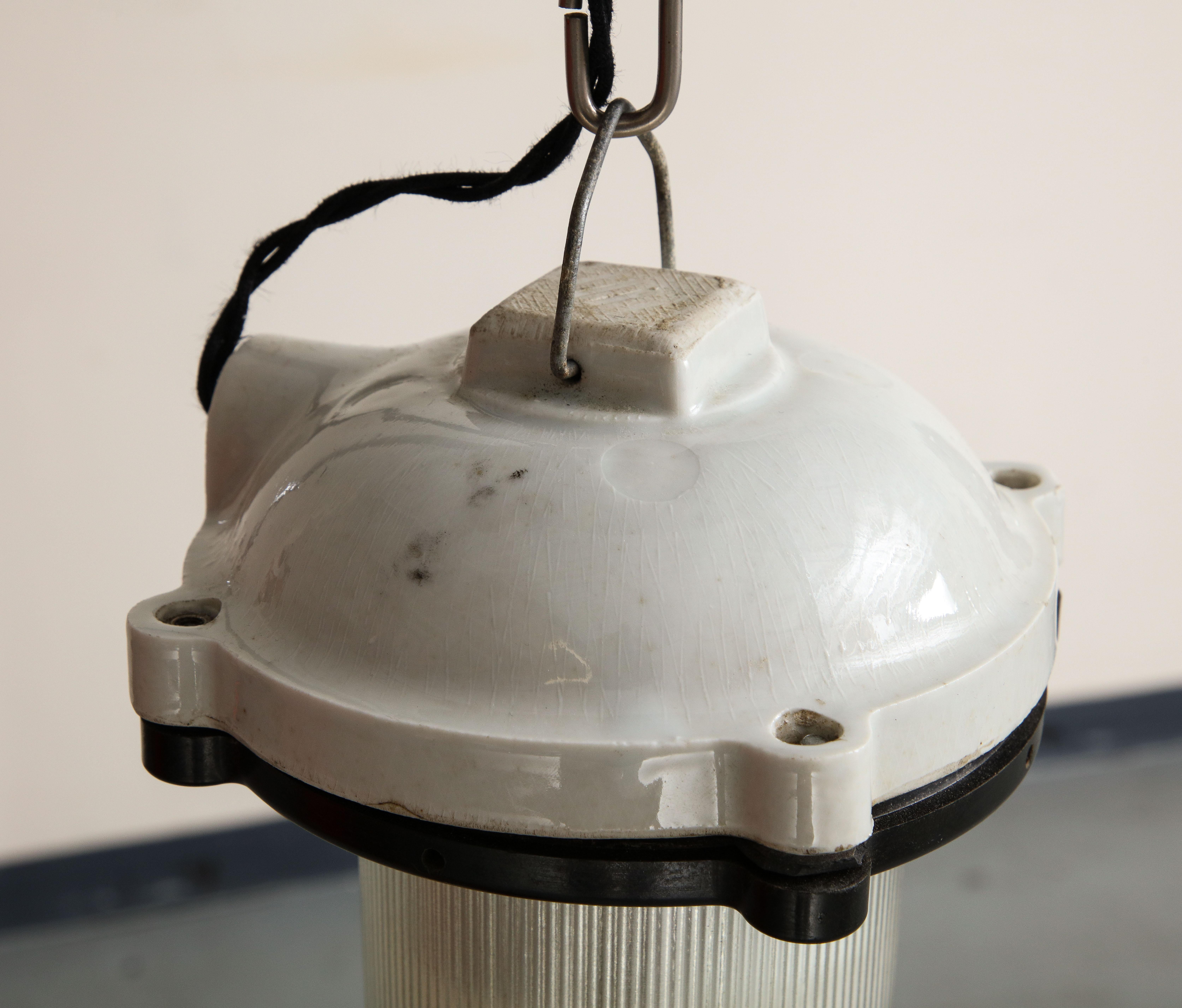 Lampe à suspension vintage en verre cannelé avec plateau en fonte émaillée blanche en vente 8
