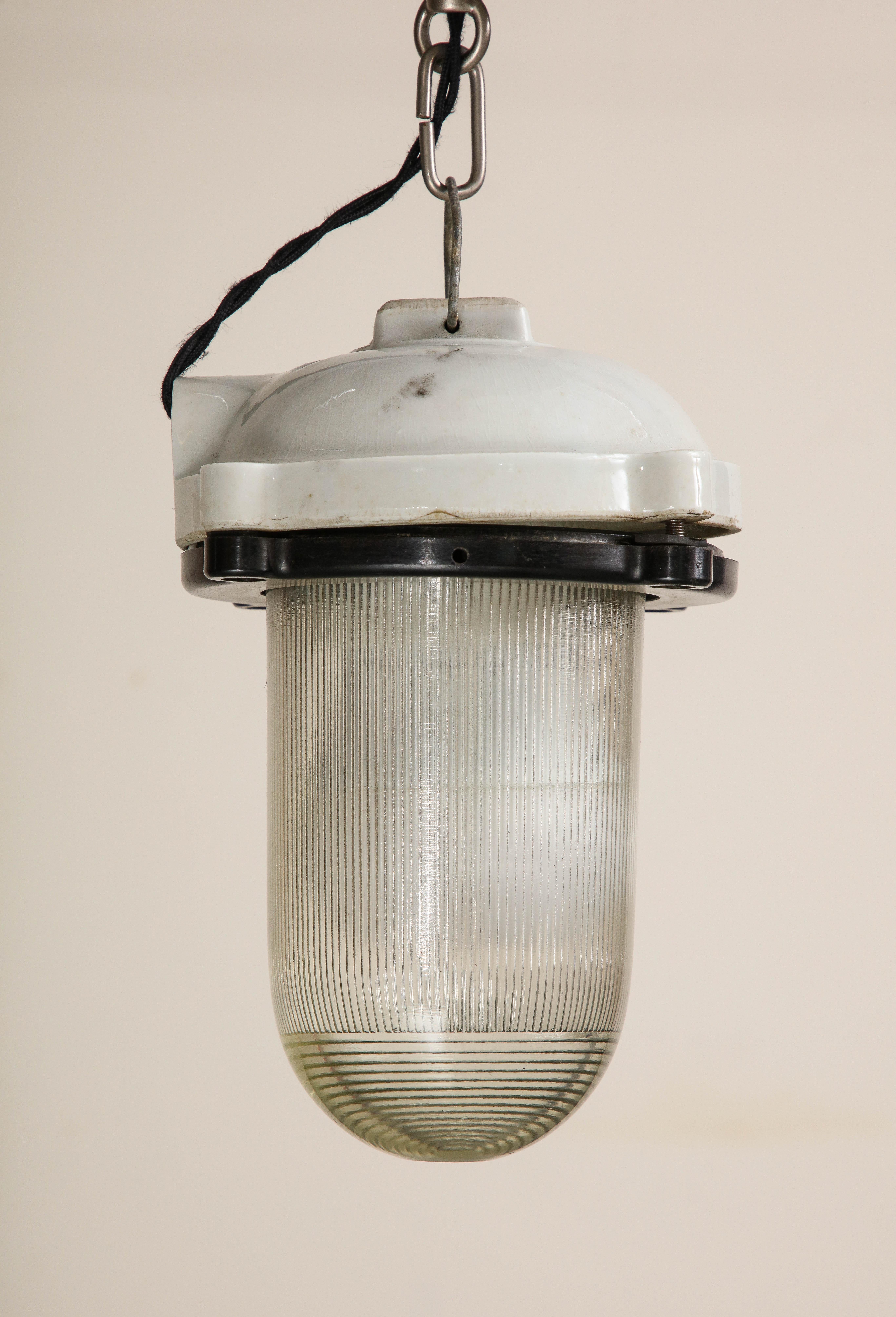 Américain Lampe à suspension vintage en verre cannelé avec plateau en fonte émaillée blanche en vente