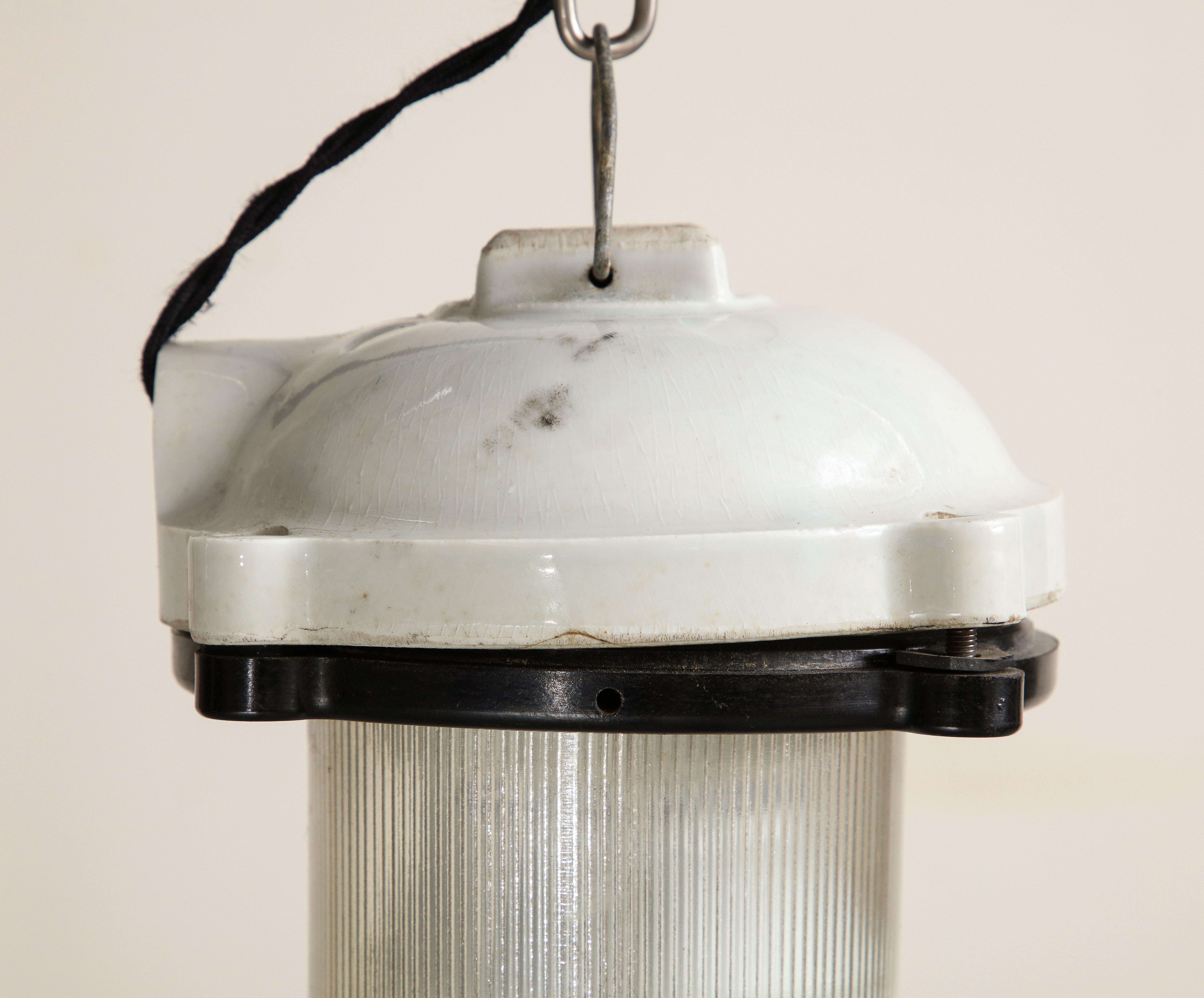 Moulage Lampe à suspension vintage en verre cannelé avec plateau en fonte émaillée blanche en vente