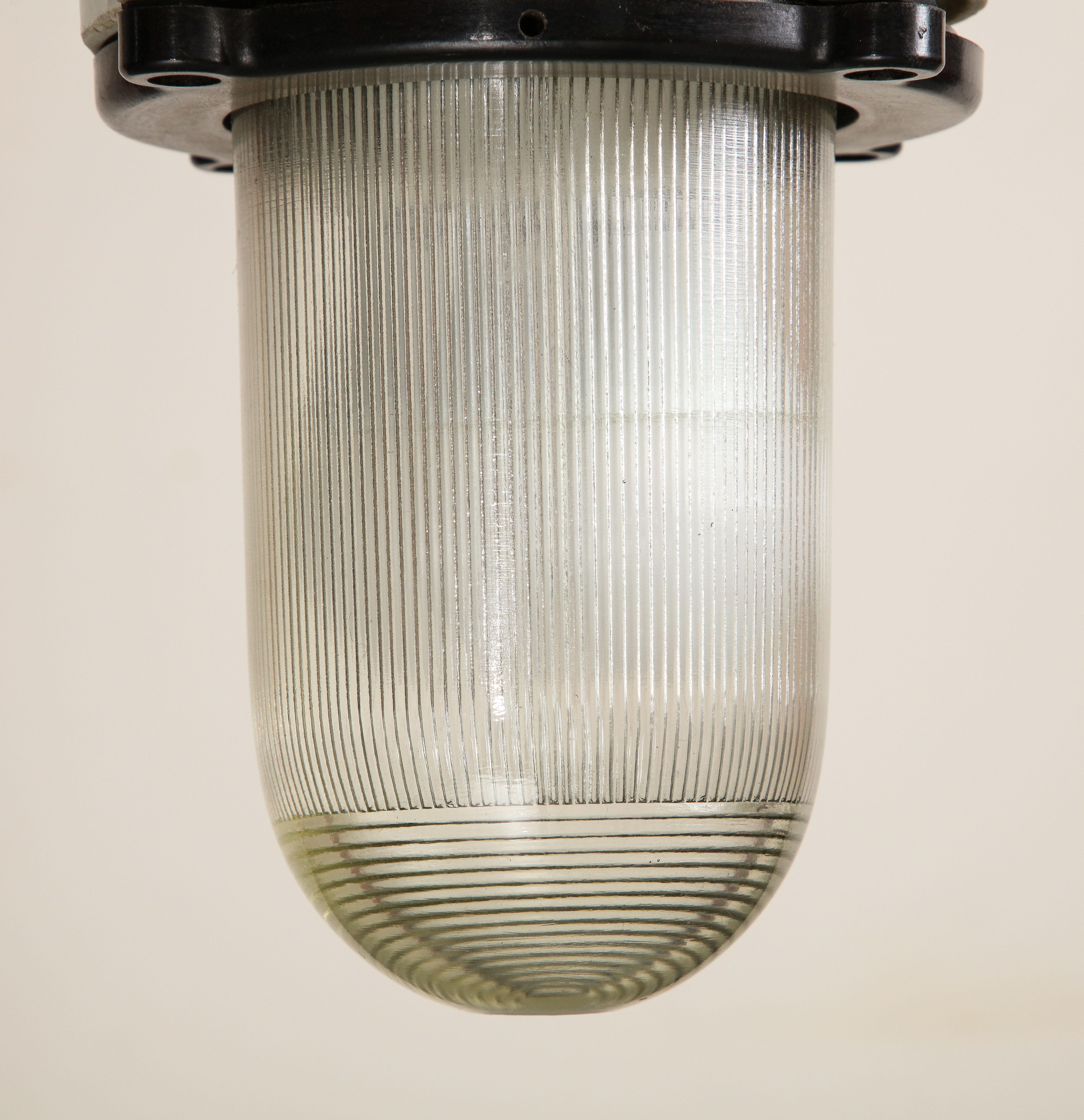Lampe à suspension vintage en verre cannelé avec plateau en fonte émaillée blanche Bon état - En vente à Chicago, IL