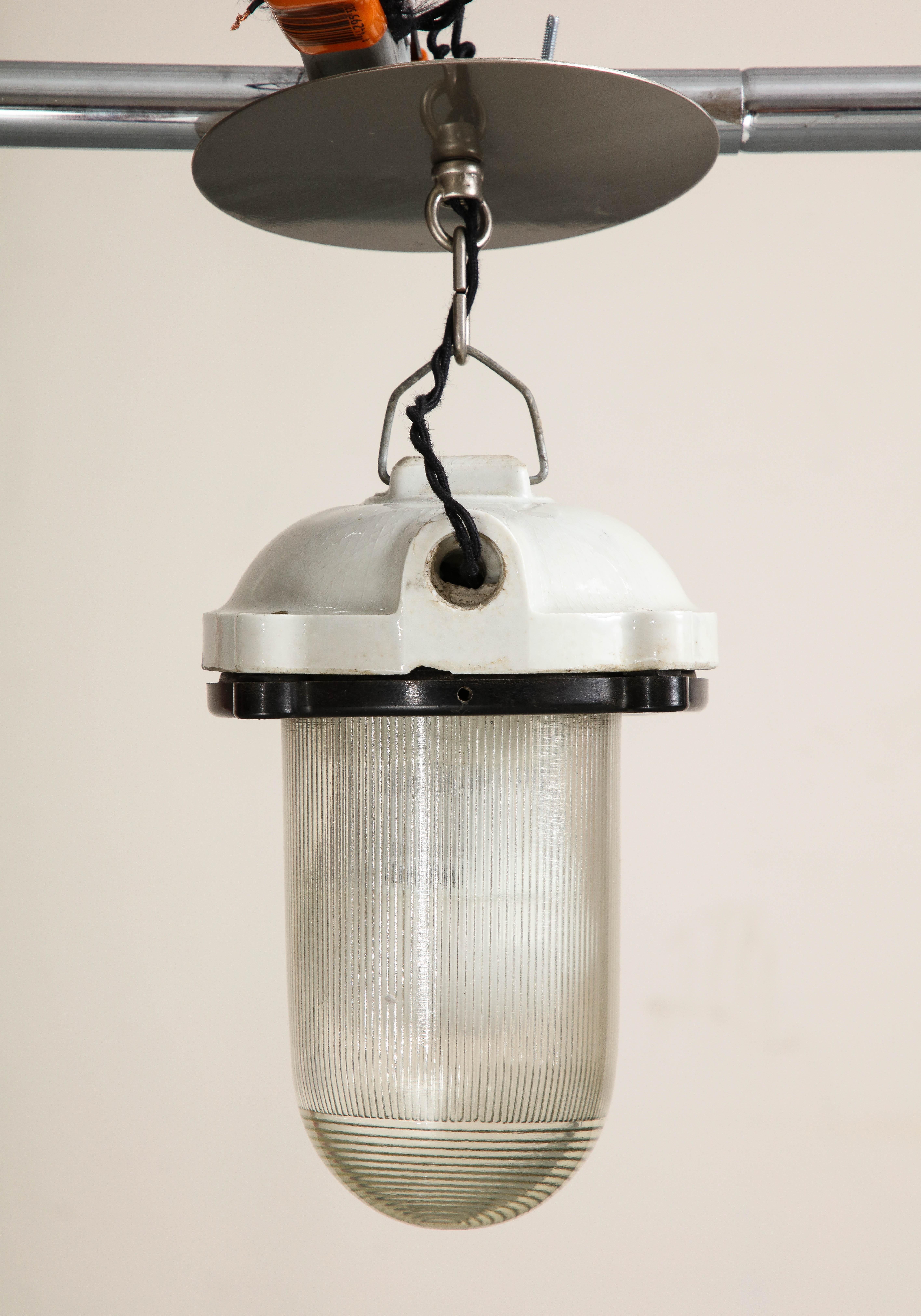 20ième siècle Lampe à suspension vintage en verre cannelé avec plateau en fonte émaillée blanche en vente