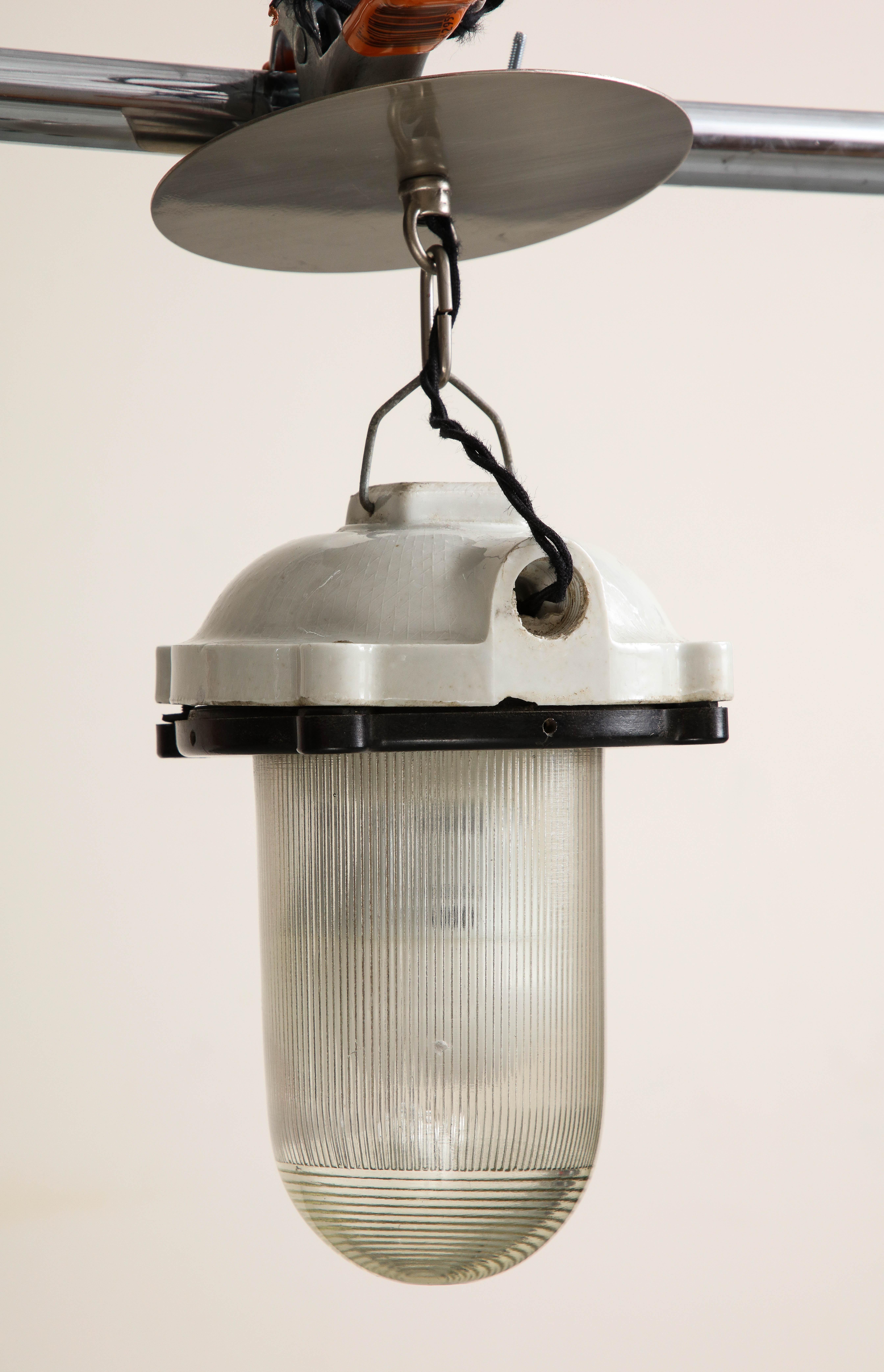 Verre cannelé Lampe à suspension vintage en verre cannelé avec plateau en fonte émaillée blanche en vente