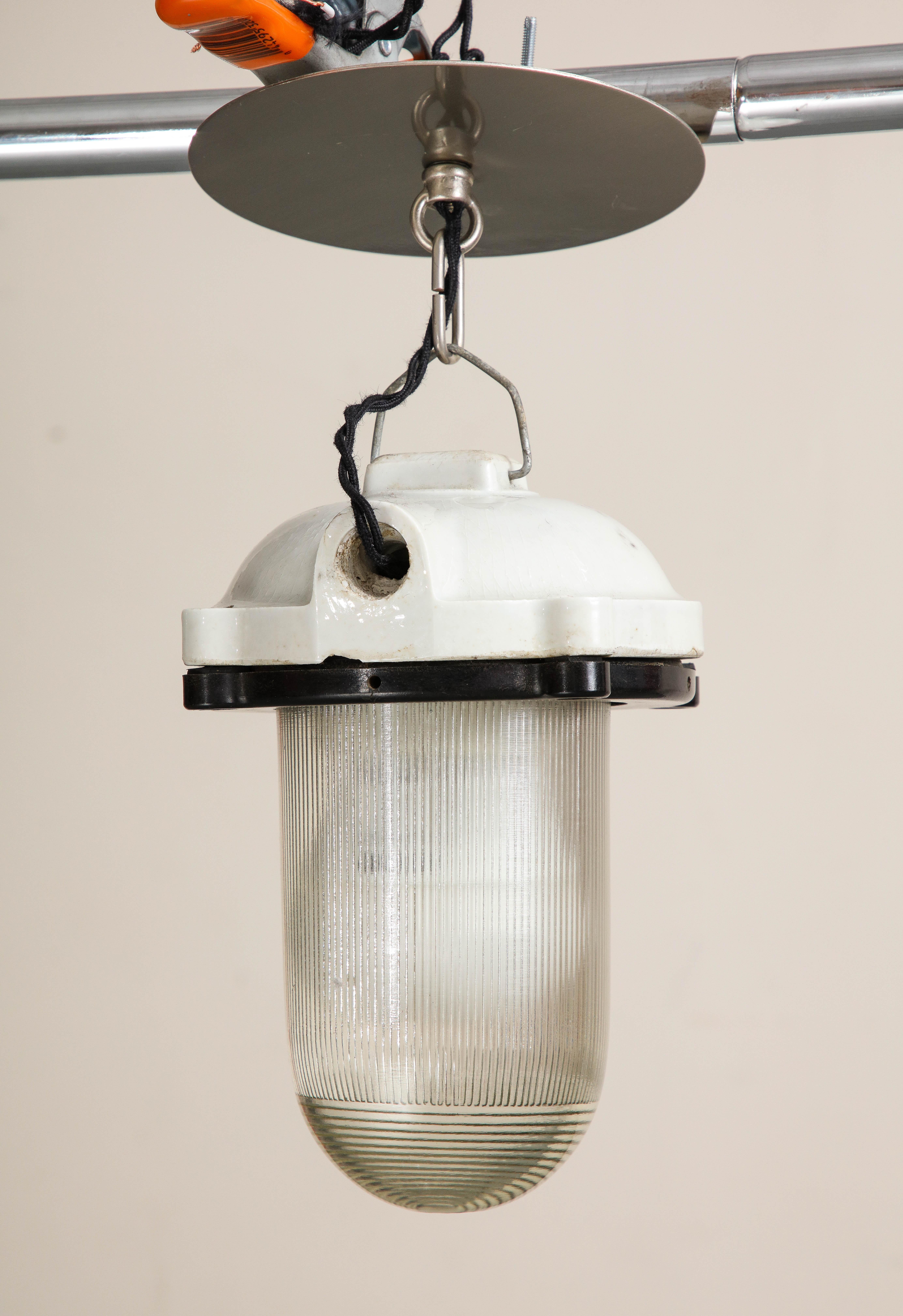 Lampe à suspension vintage en verre cannelé avec plateau en fonte émaillée blanche en vente 1