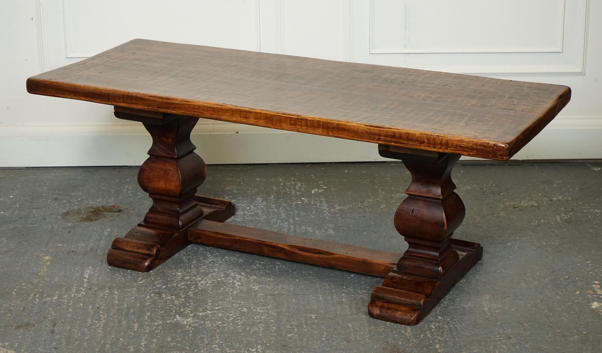 
Nous sommes ravis d'offrir à la vente cette magnifique table basse de réfectoire vintage dans le style de Robert 