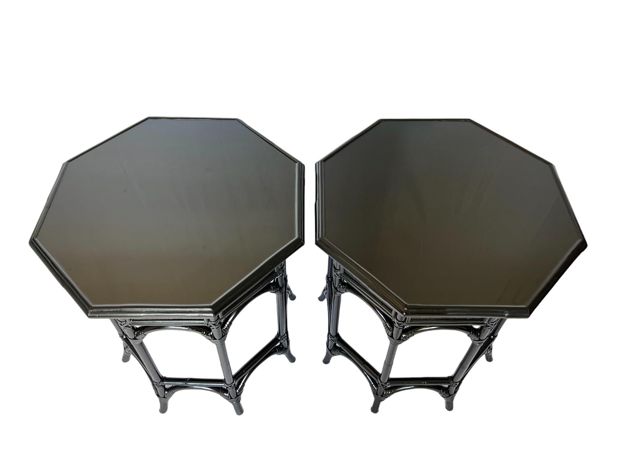 Chinoiseries Tables d'appoint octogonales en résine de rotin noir, paire en vente