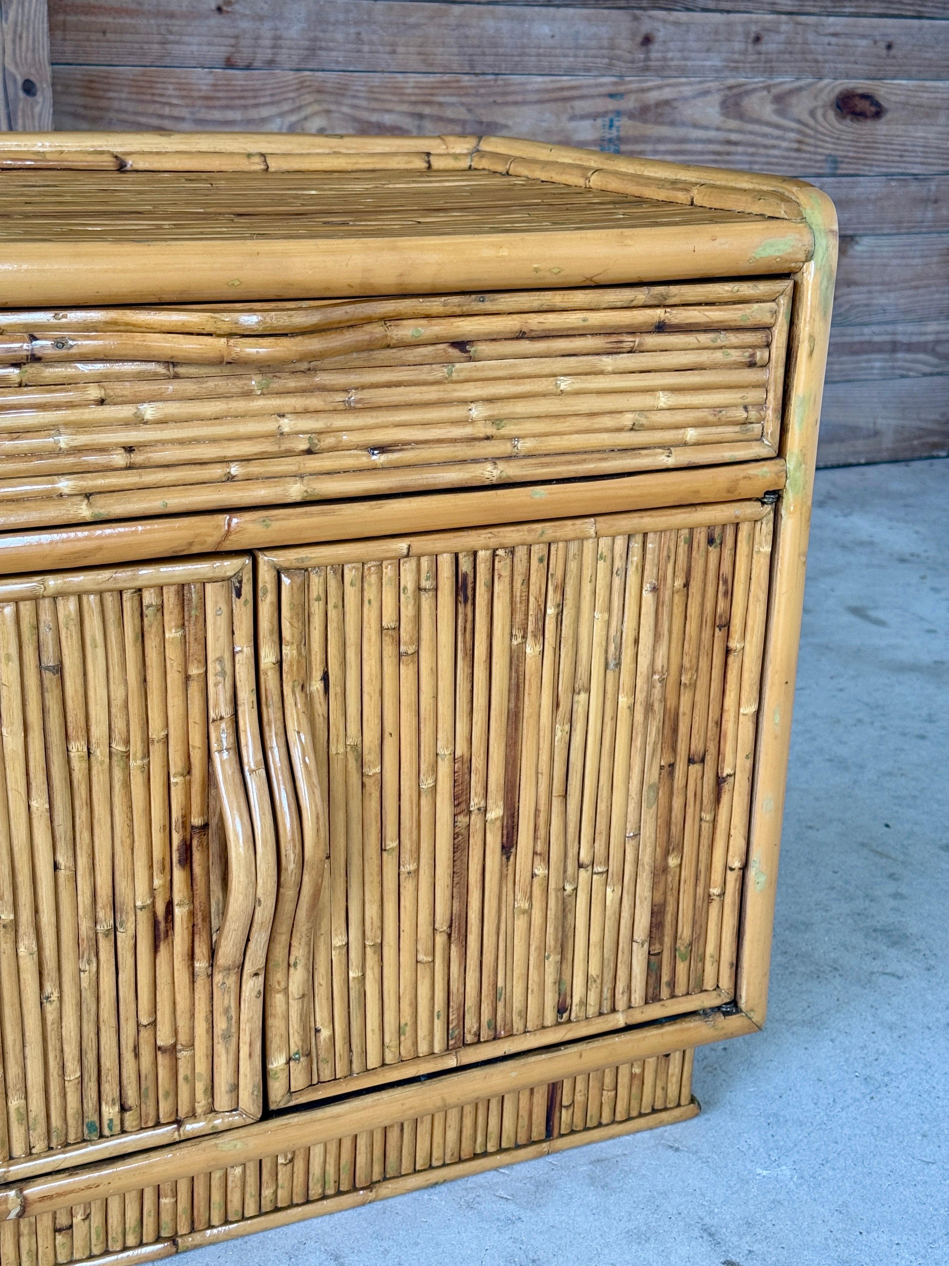 Comodino o cassapanca in rattan spaccato moderno organico costiero rifinito d'epoca in vendita 2