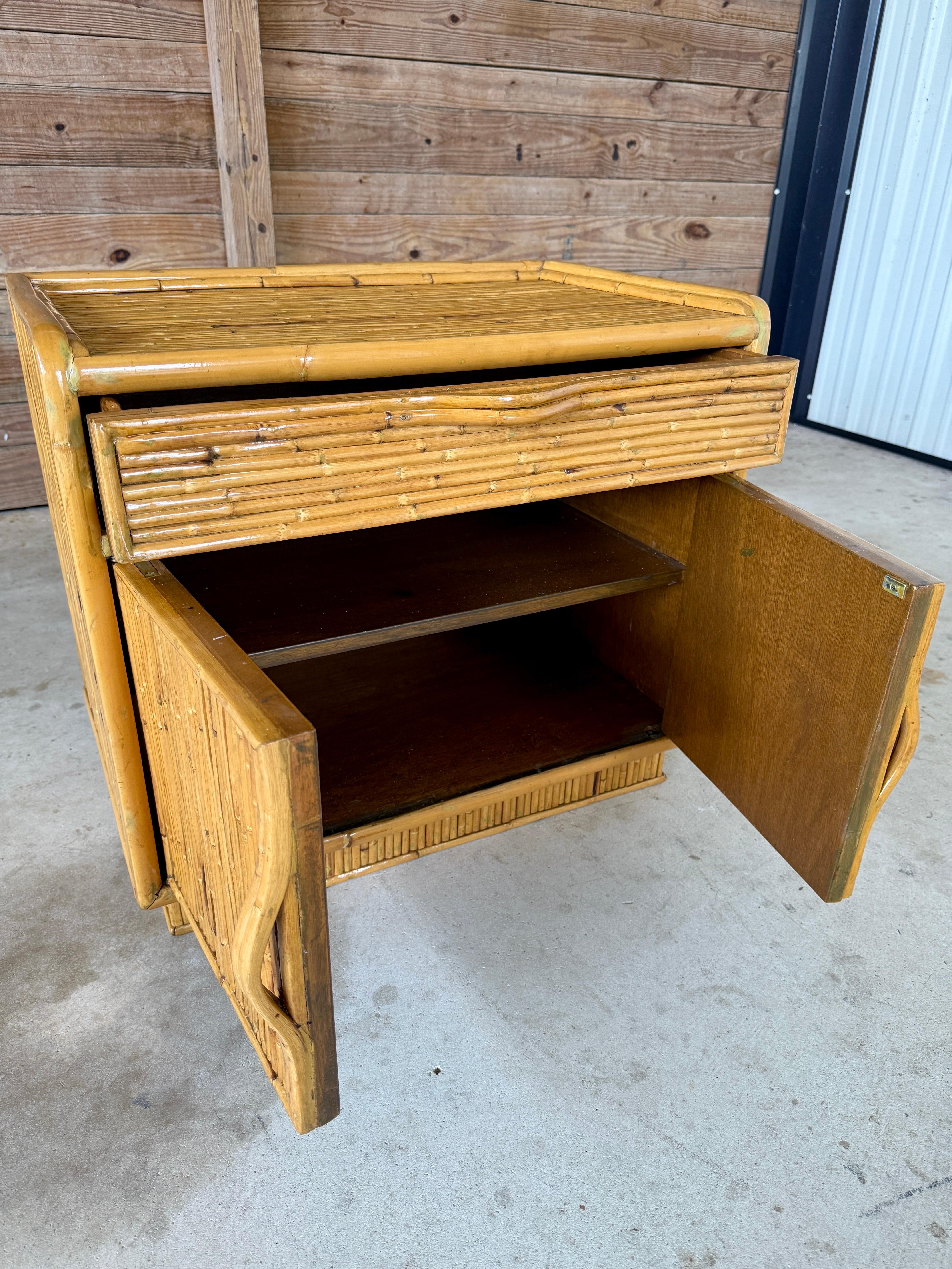 Comodino o cassapanca in rattan spaccato moderno organico costiero rifinito d'epoca in vendita 3