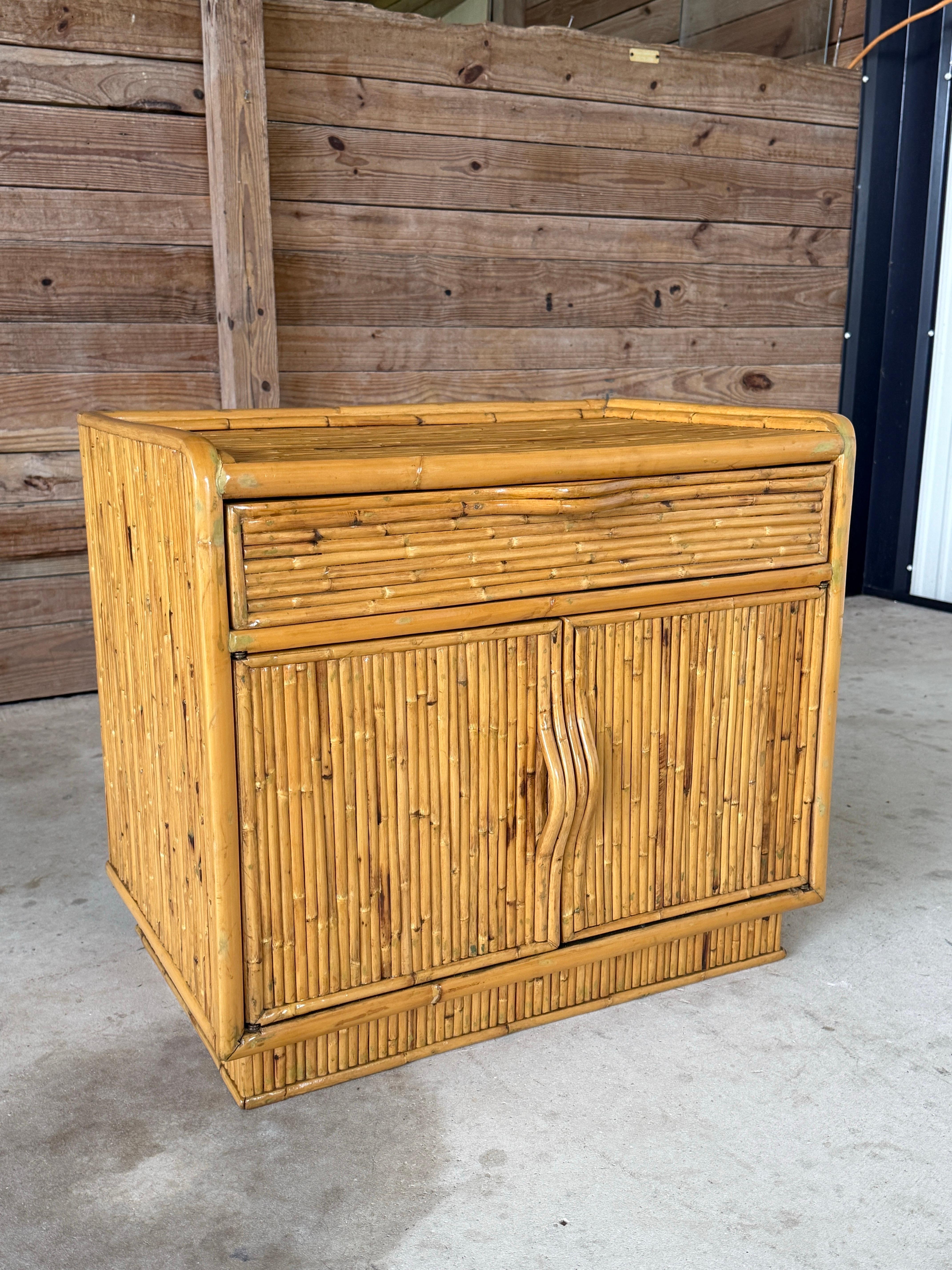 Comodino o cassapanca in rattan spaccato moderno organico costiero rifinito d'epoca in vendita 4