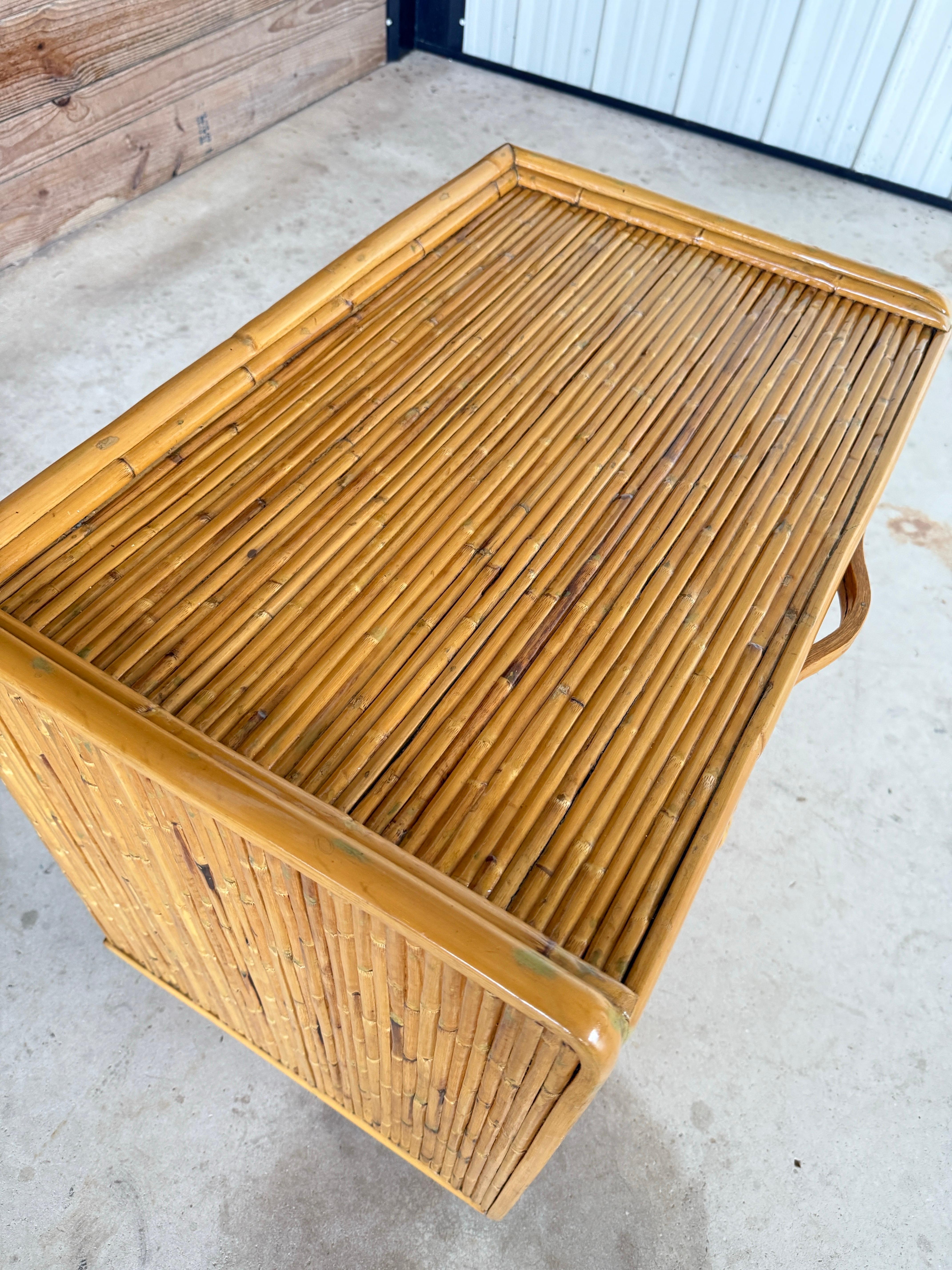 Organico moderno Comodino o cassapanca in rattan spaccato moderno organico costiero rifinito d'epoca in vendita