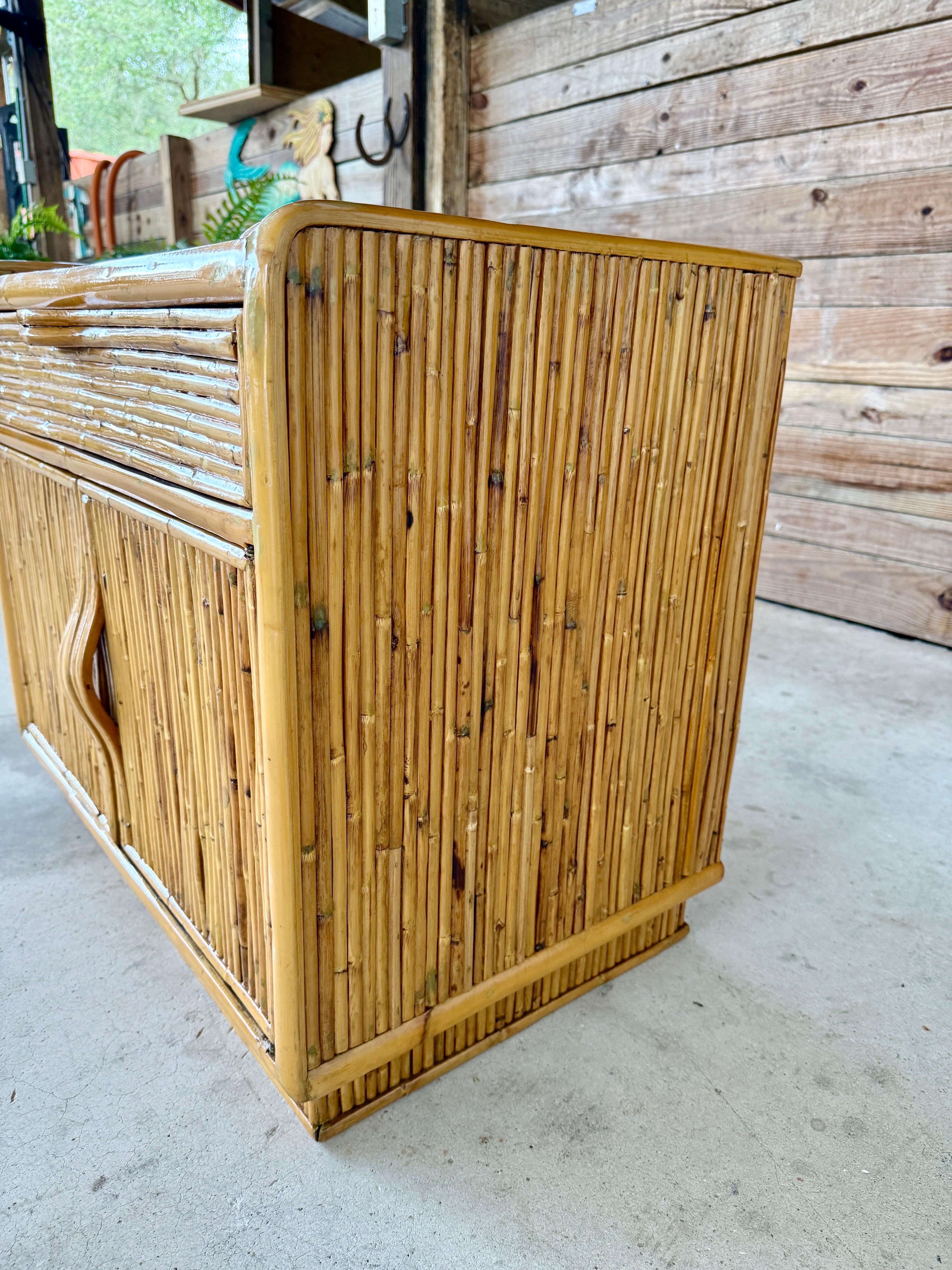 Fatto a mano Comodino o cassapanca in rattan spaccato moderno organico costiero rifinito d'epoca in vendita