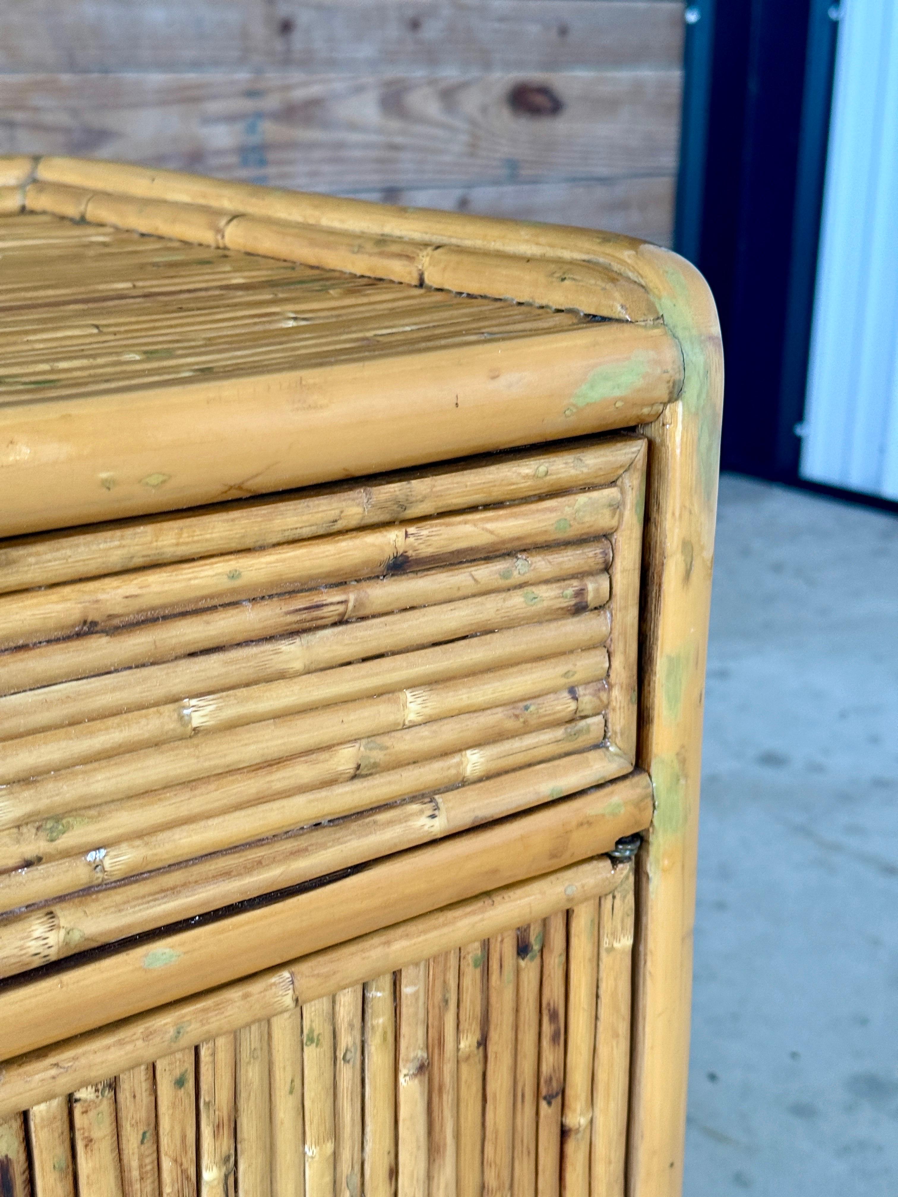 Comodino o cassapanca in rattan spaccato moderno organico costiero rifinito d'epoca In condizioni buone in vendita a North Fort Myers, FL