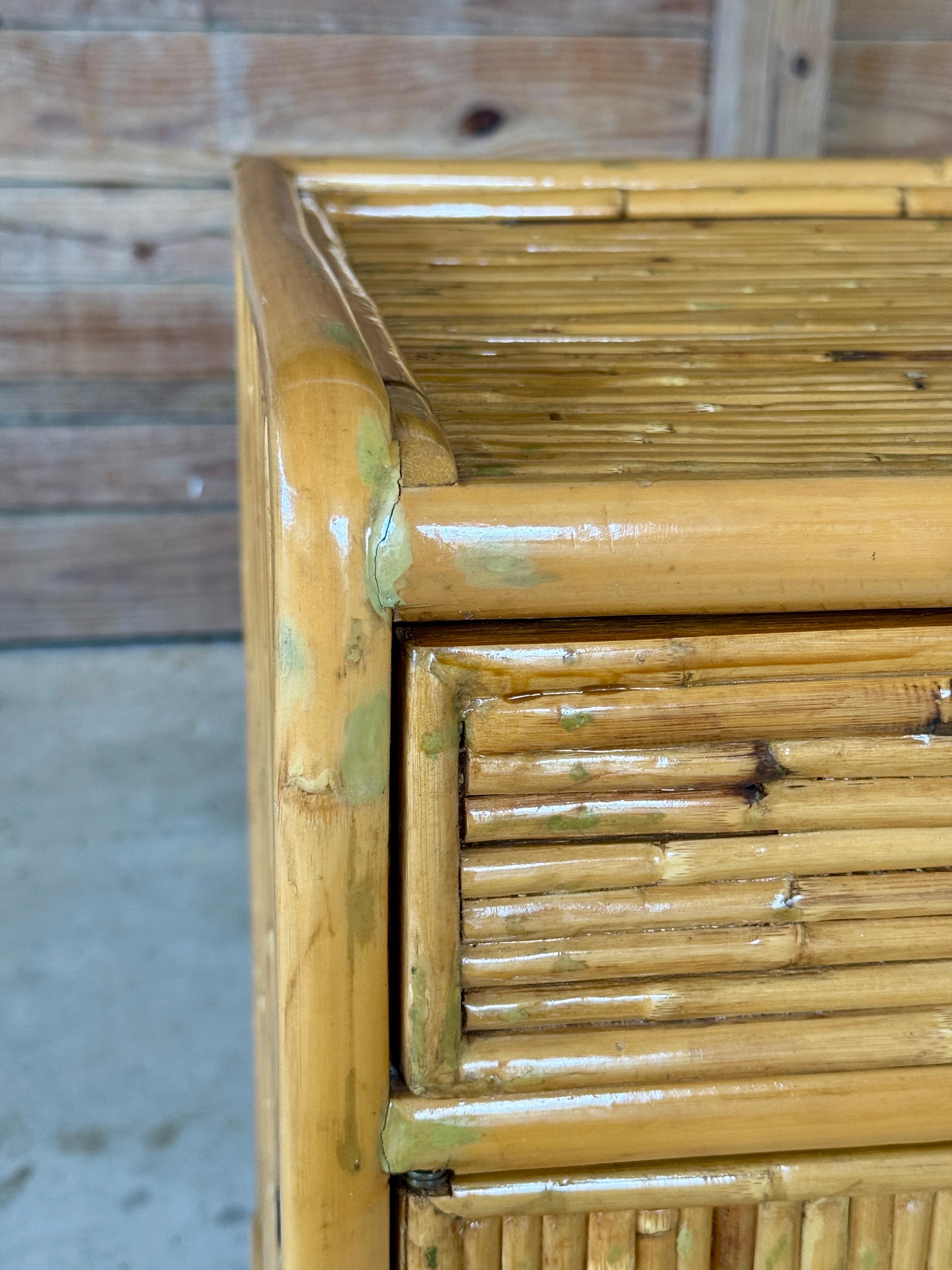 XX secolo Comodino o cassapanca in rattan spaccato moderno organico costiero rifinito d'epoca in vendita