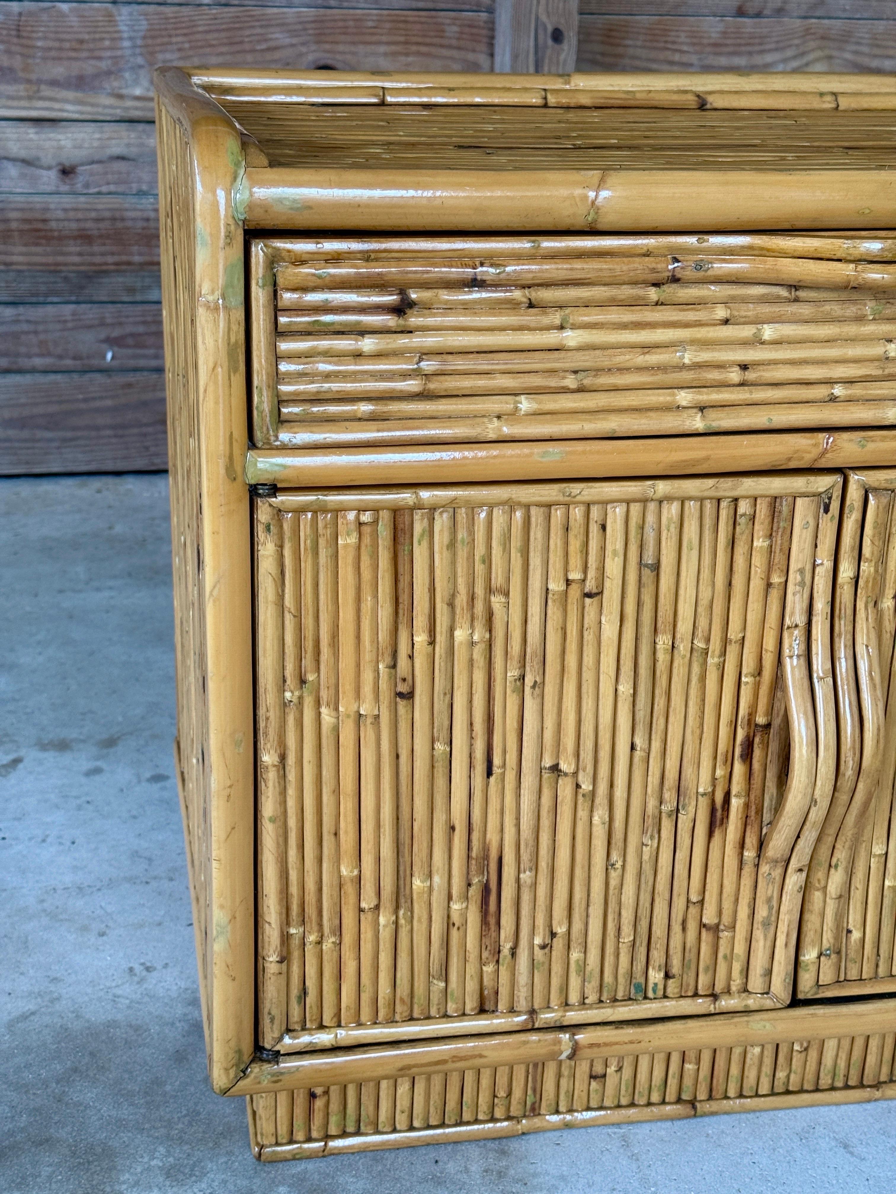 Rattan Comodino o cassapanca in rattan spaccato moderno organico costiero rifinito d'epoca in vendita