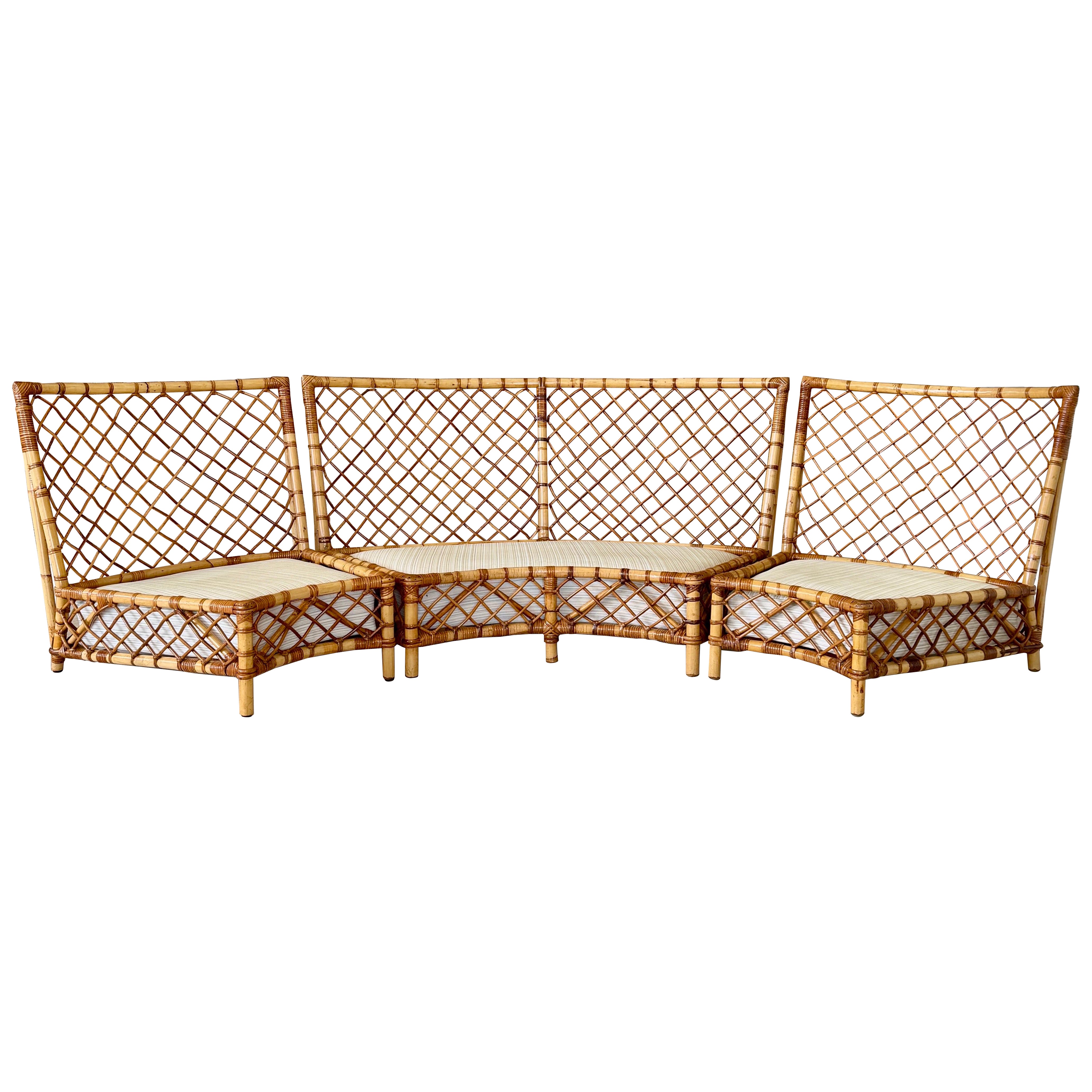 Seccional de tres piezas de ratán curvado, orgánico, moderno, costero y con acabado vintage